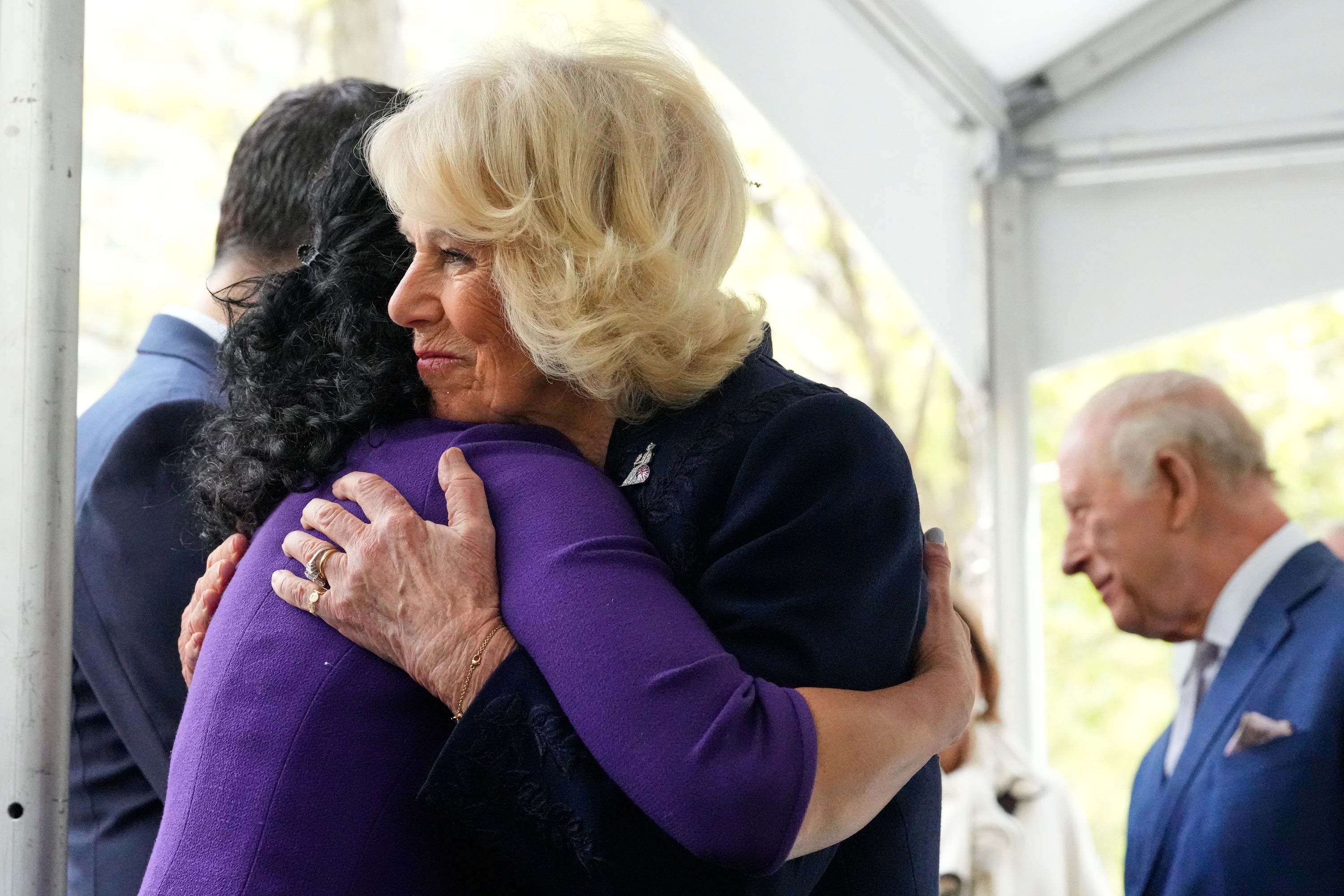 Queen Camilla umarmt eine Dame. Ein sehr seltener Moment.