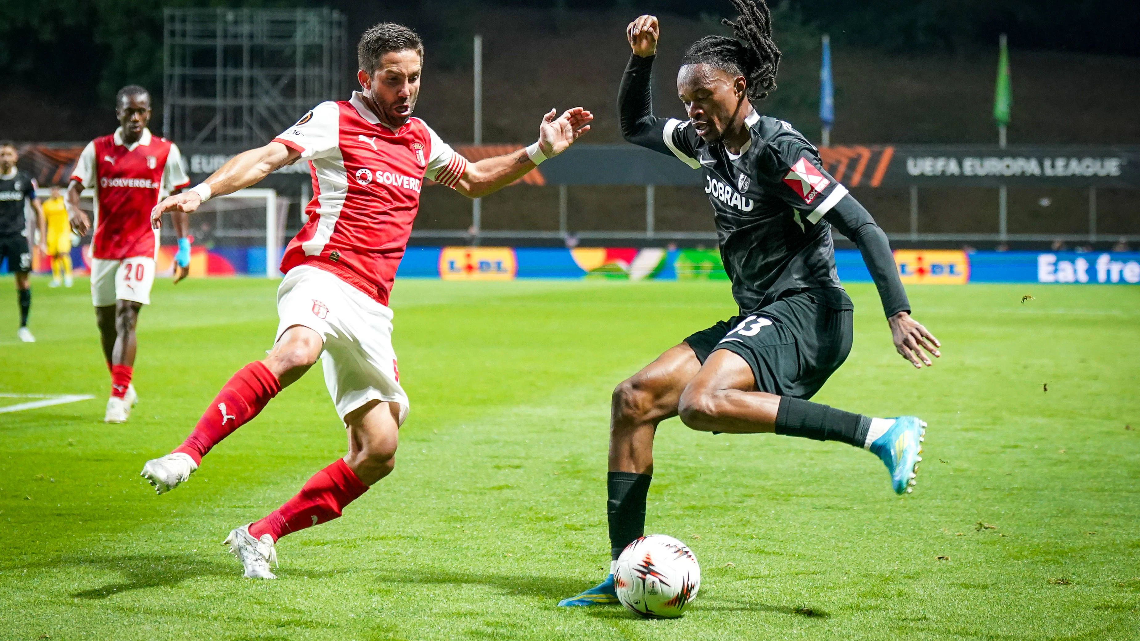Portugal: Fussball Europa League 2025 - 2026, Halbfinale - Sporting Braga vs SC Freiburg - Estadio Municipal de Braga POR: Jordy Makengo SC Freiburg, 33 Joao Moutinho SC Braga, 8 *** Portugal Football Europa League 2025 2026, semi-final Sporting Braga vs SC Freiburg Estadio Municipal de Braga POR Jordy Makengo SC Freiburg, 33 Joao Moutinho SC Braga, 8 Copyright: xJOERANxSTEINSIEKx