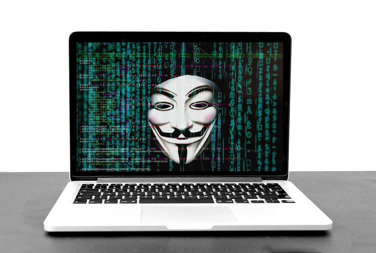 Cyber-Kriminelle beim Hacking-Angriff