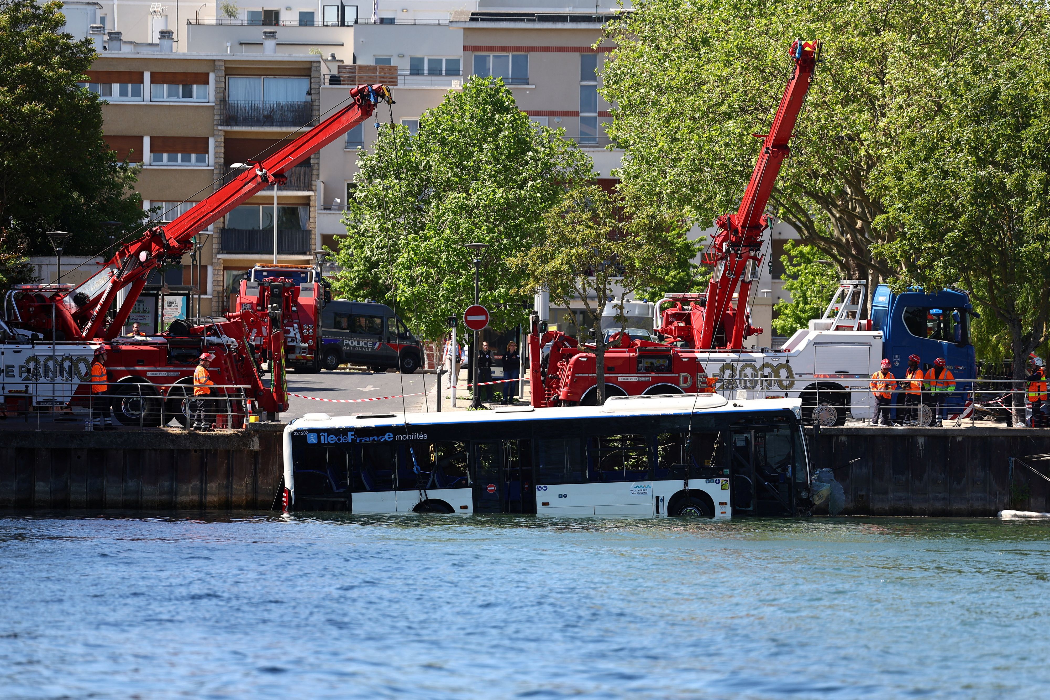 Am Donnerstag (30. April) stürzte ein Bus nahe Paris in die Seine und versank vollständig. Vier Insassen wurden gerettet. 