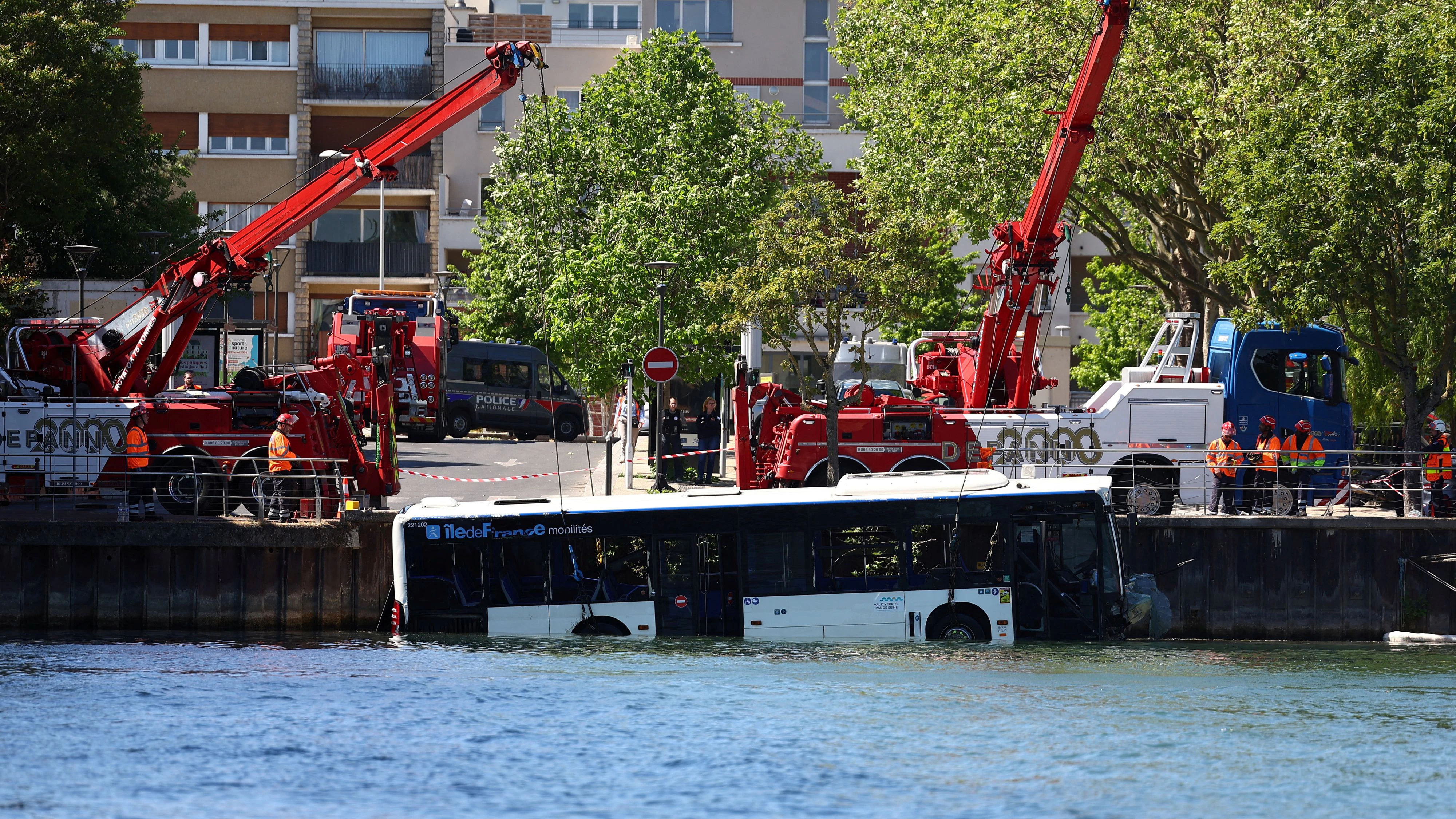 Am Donnerstag (30. April) stürzte ein Bus nahe Paris in die Seine und versank vollständig. Vier Insassen wurden gerettet. 