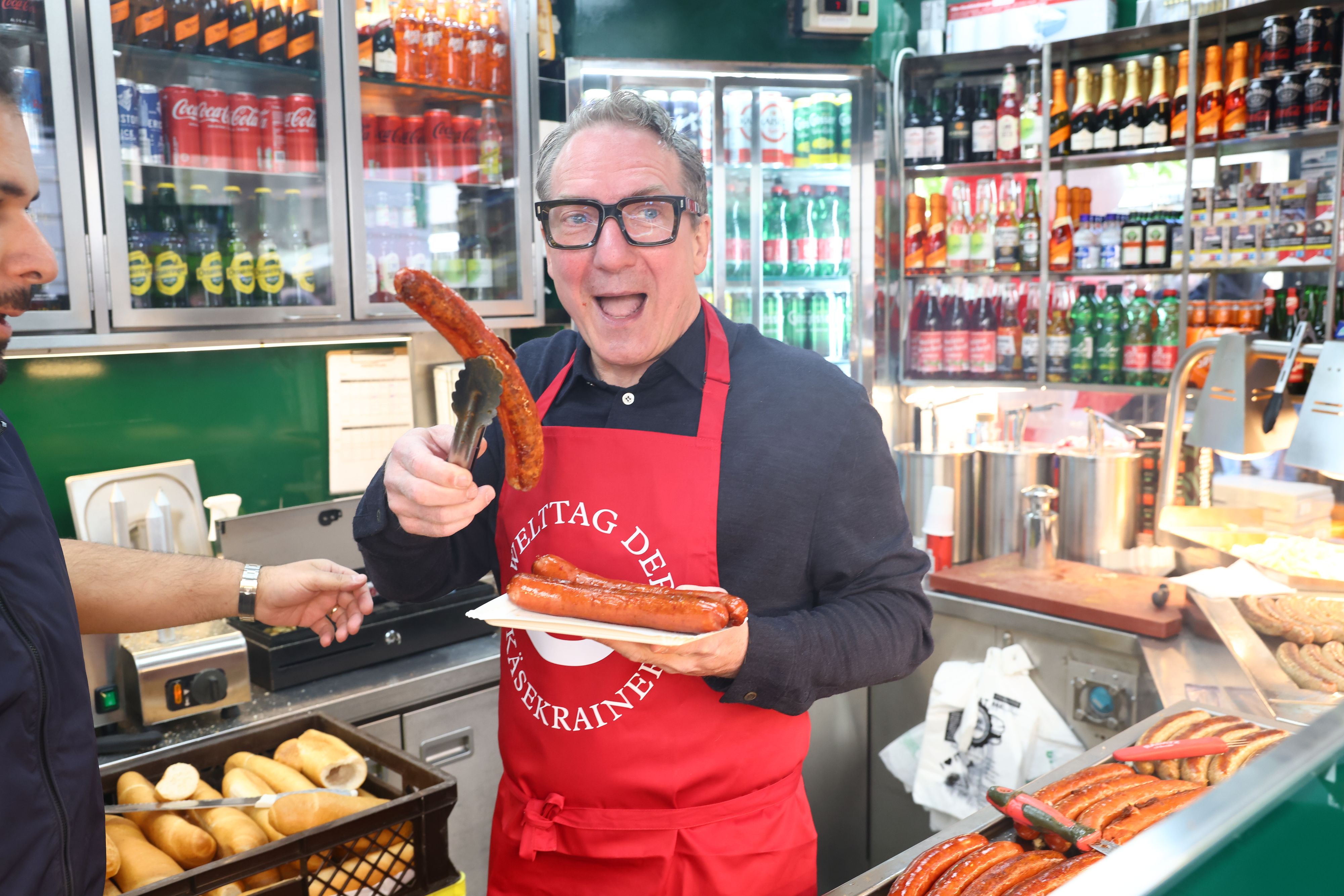 Robert Palfrader legte höchstpersönlich Hand an die Käsekrainer an.