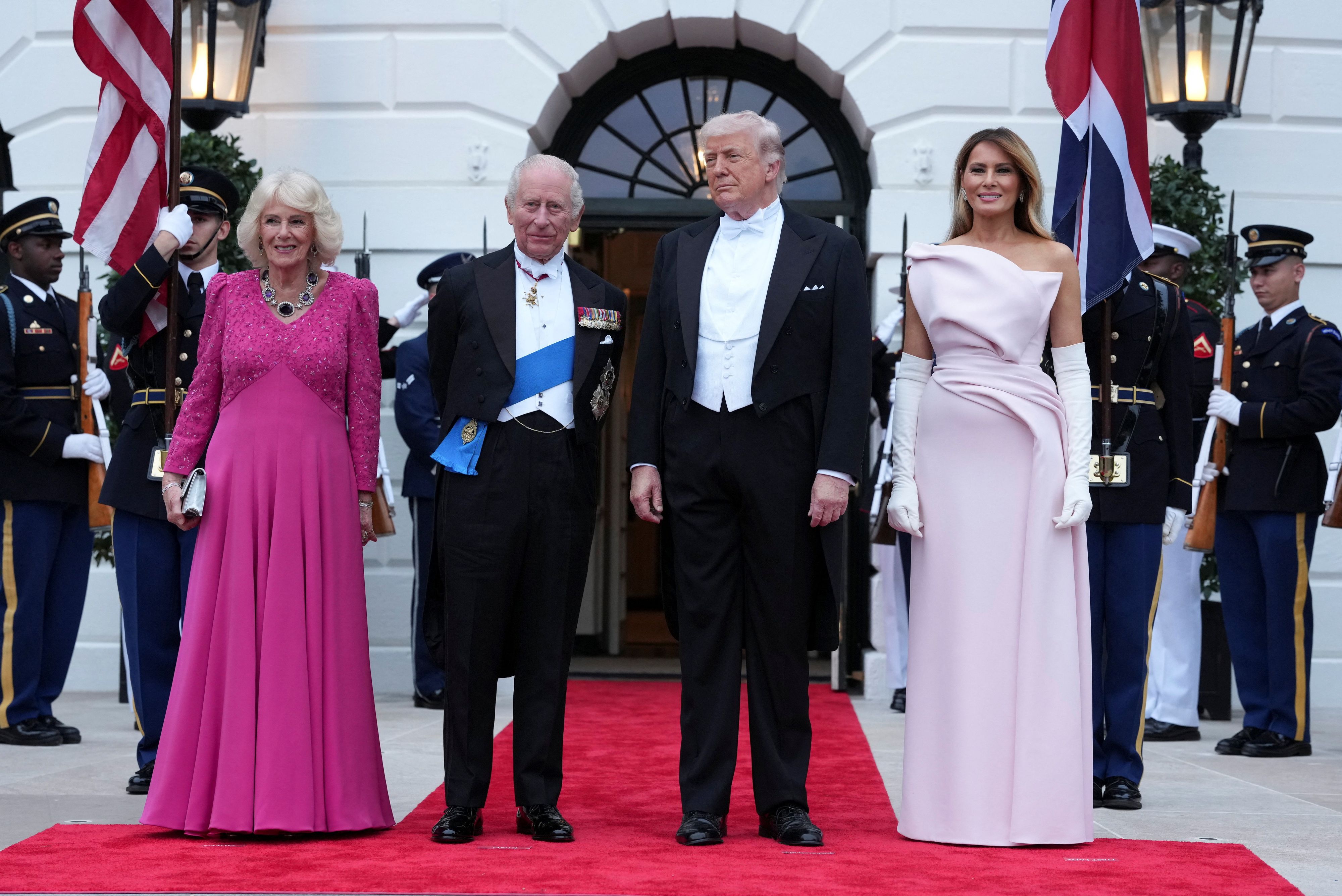 US-Präsident Donald Trump und First Lady Melania Trump begrüßen den britischen König Charles und Königin Camilla zu einem Staatsbankett im Weißen Haus.