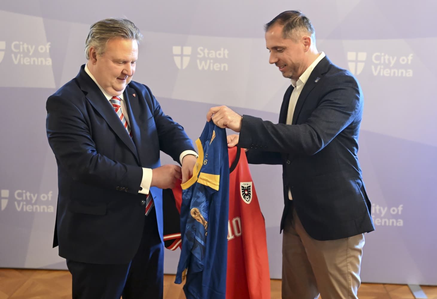 Wiens Bürgermeister Michael Ludwig und Bihaćs Stadtchef Elvedin Sedić tauschten Fußballtrikots.