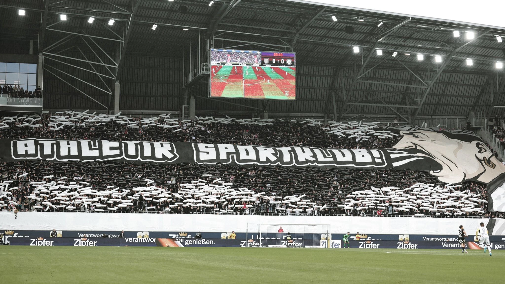Die Linzer Fans fiebern dem Match in Klagenfurt entgegen.