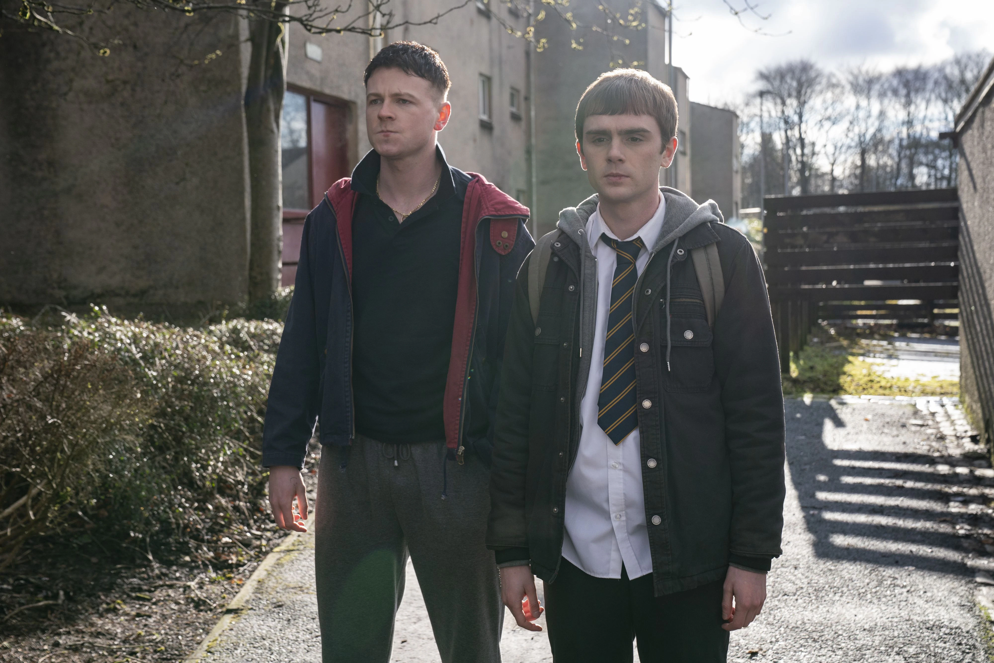 Ruben (Stuart Campbell, l.) und Niall (Mitchell Robertson) werden als Teenager vom Schicksal zusammengewürfelt