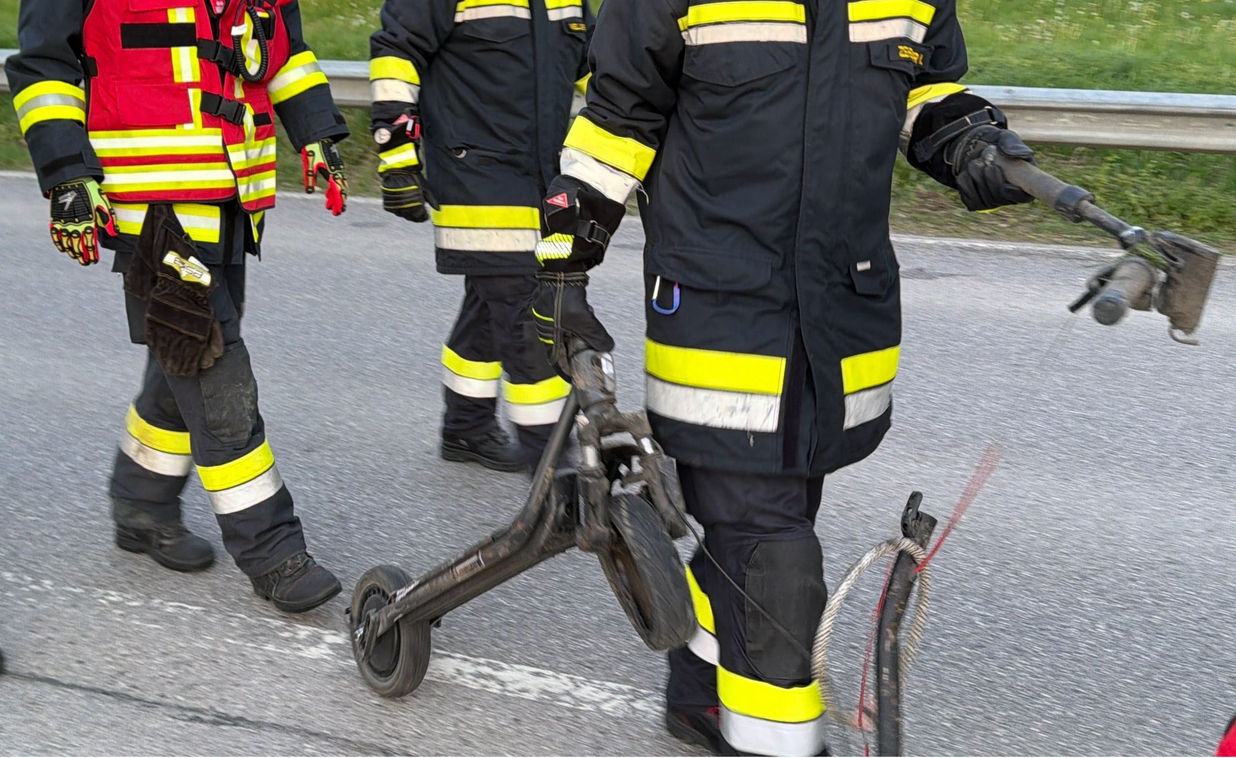 Auf diesem E-Scooter waren die beiden Mädchen unterwegs. 