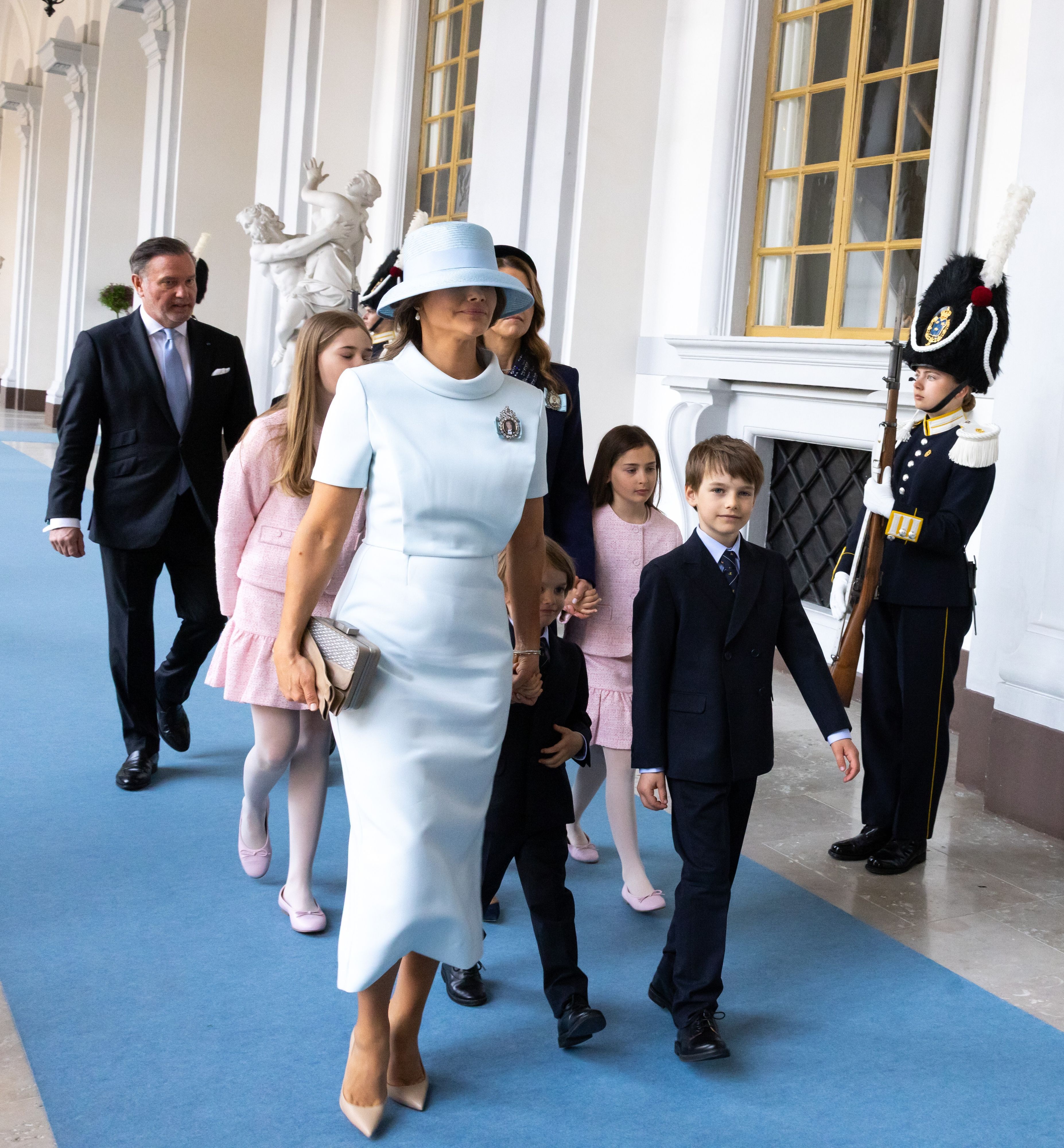 Prinzessin Sofia muss mit ihrem XXL-Hut aufpassen, dass sie nicht stolpert.