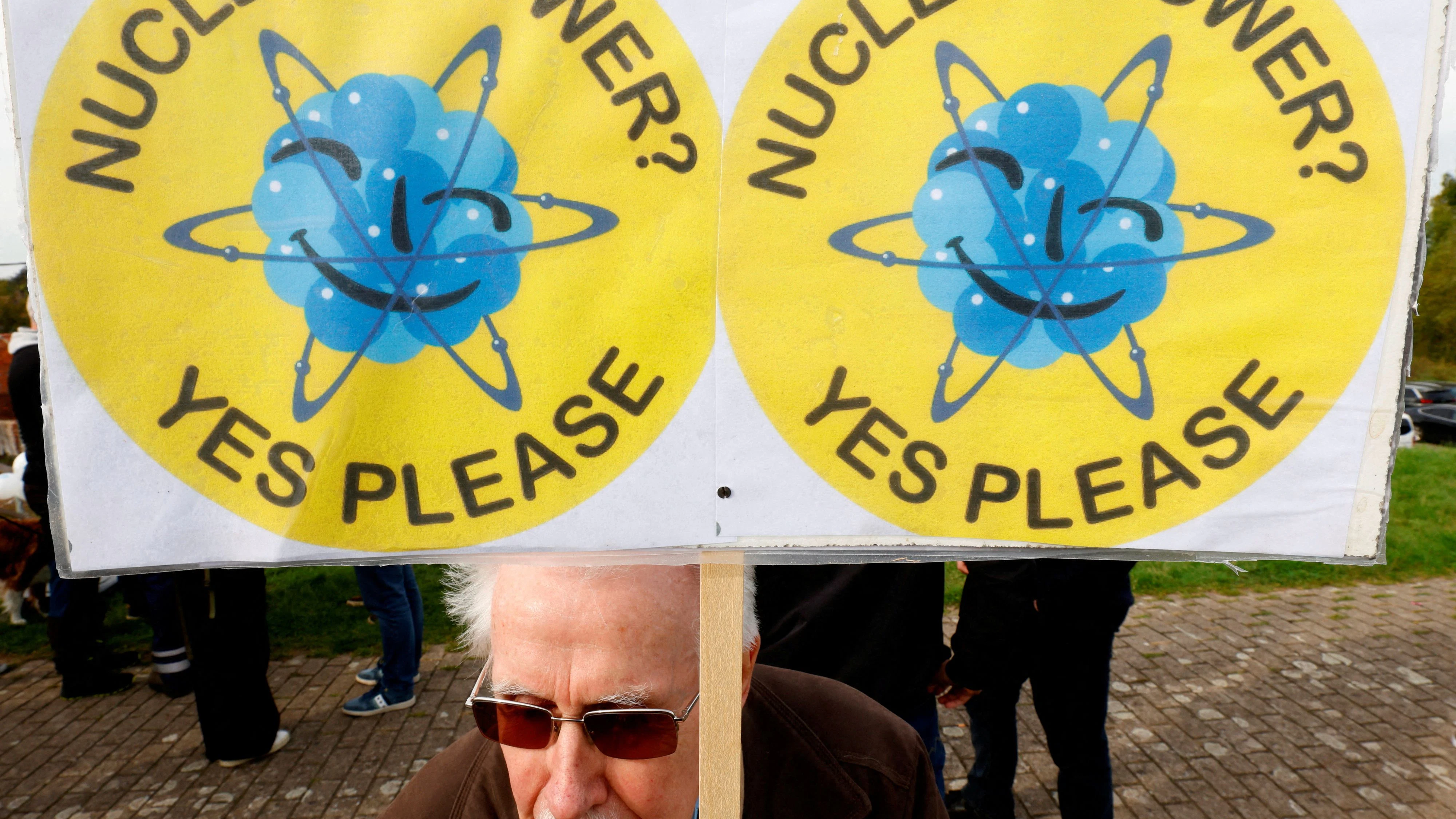 "Atomenergie - ja, bitte!": Demonstranten vor dem Atomreaktor in Doel.