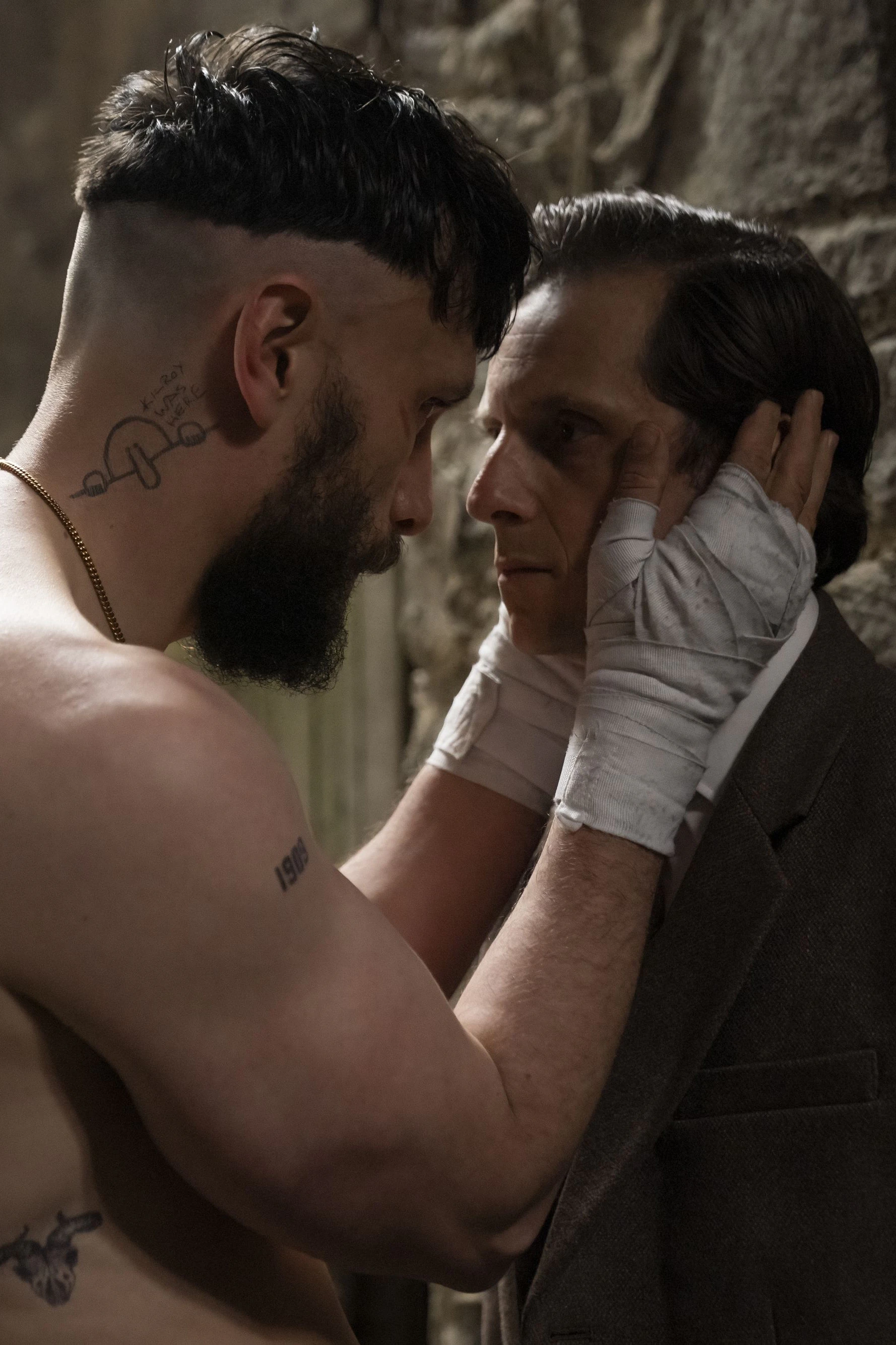 Sehr ungleiche Brüder: Ruben (Richard Gadd, l.) und Niall (Jamie Ball) in "Half Man" auf HBO Max