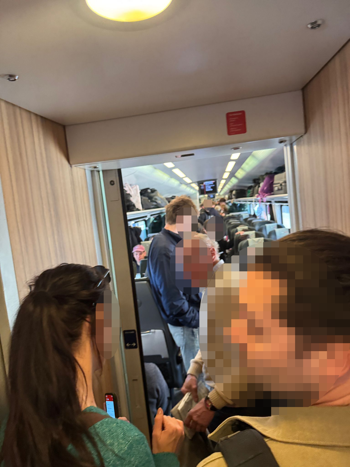 Im Zug war es richtig voll.
