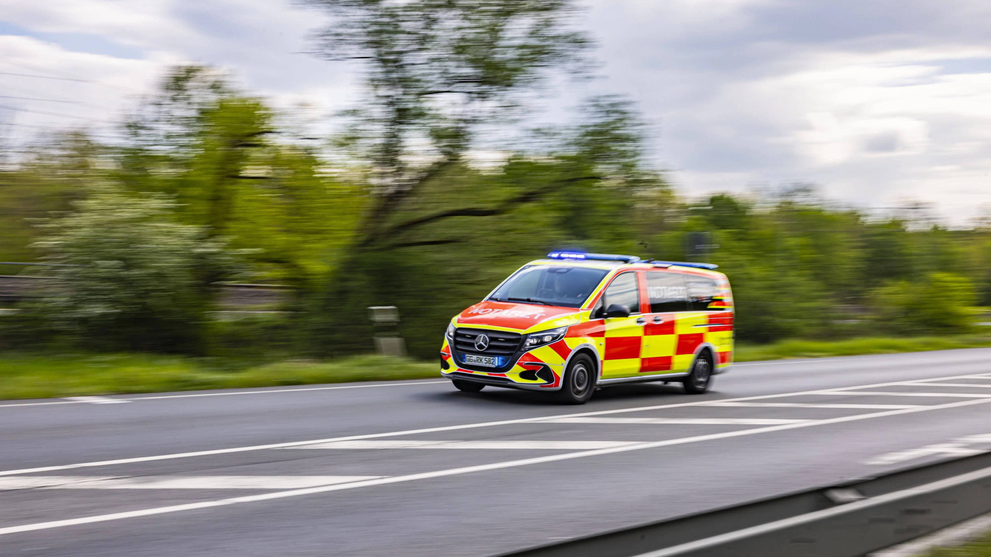 Rettungswagen unterwegs mit Blaulicht. Mitzieher, Bewegungsunschärfe. // 21.04.2026, Mörfelden-Walldorf, Baden-Württemberg, Deutschland *** Ambulance on the road with blue light Pull-along, motion blur 21 04 2026, Mörfelden Walldorf, Baden Württemberg, Germany