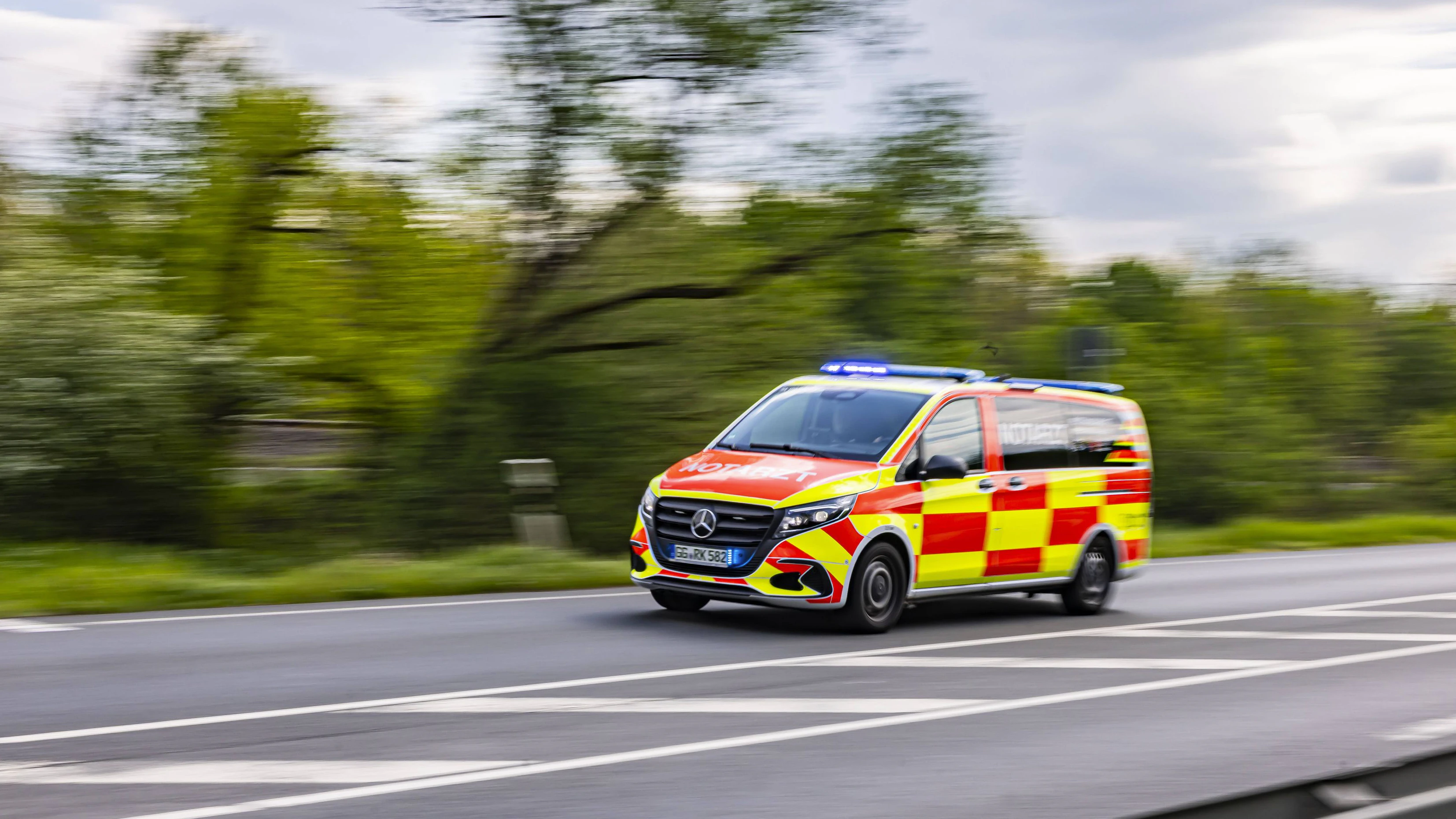 Rettungswagen unterwegs mit Blaulicht. Mitzieher, Bewegungsunschärfe. // 21.04.2026, Mörfelden-Walldorf, Baden-Württemberg, Deutschland *** Ambulance on the road with blue light Pull-along, motion blur 21 04 2026, Mörfelden Walldorf, Baden Württemberg, Germany