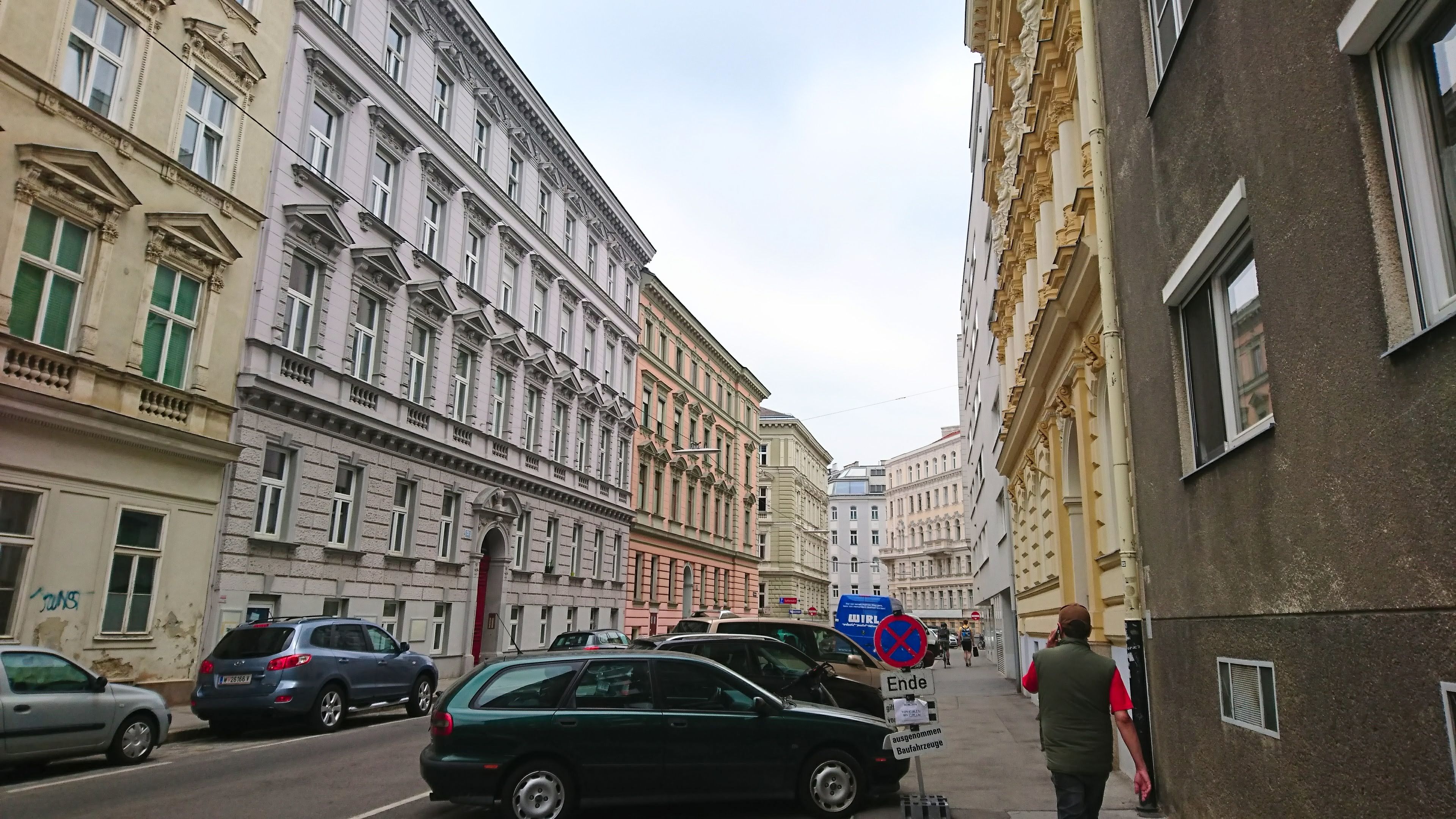 Die Kameras erfassen Kennzeichen aller einfahrenden Fahrzeuge und gleichen diese mit einer lokalen Berechtigungsliste ab.