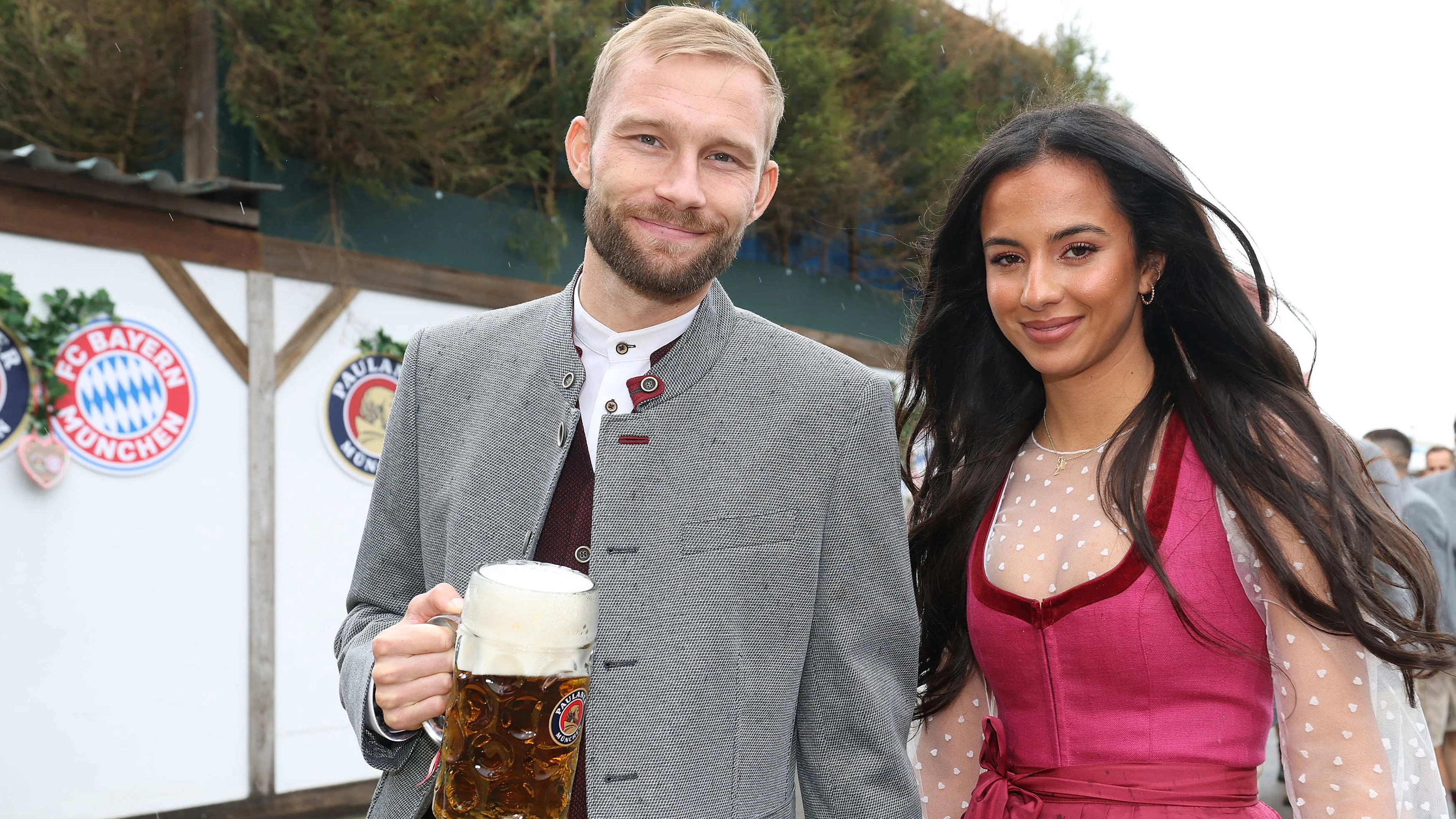 MUNICH,GERMANY,05.OCT.25 - SOCCER - 1.DFL, 1. Deutsche Bundesliga, FC Bayern Muenchen, visit to the Oktoberfest. Image shows Konrad Laimer (Bayern) with his wife Ines-Sarah Laimer. Photo: GEPA pictures/ Witters/ Pool - ATTENTION - COPYRIGHT FOR AUSTRIAN CLIENTS ONLY - DFL regulations prohibit any use of photographs as image sequences and/or quasi-video