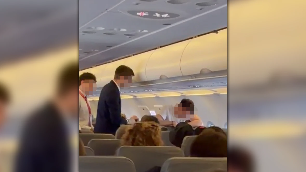 Heute.at - Na super, da speibt einer! Horror-Flug nach Mallorca