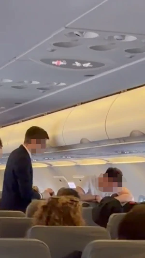 Mallorca-Flug verspätet: Junggesellenabschied sorgt am Flughafen Wien für Chaos. Ryanair musste nach Zwischenfall im Flugzeug reinigen.
