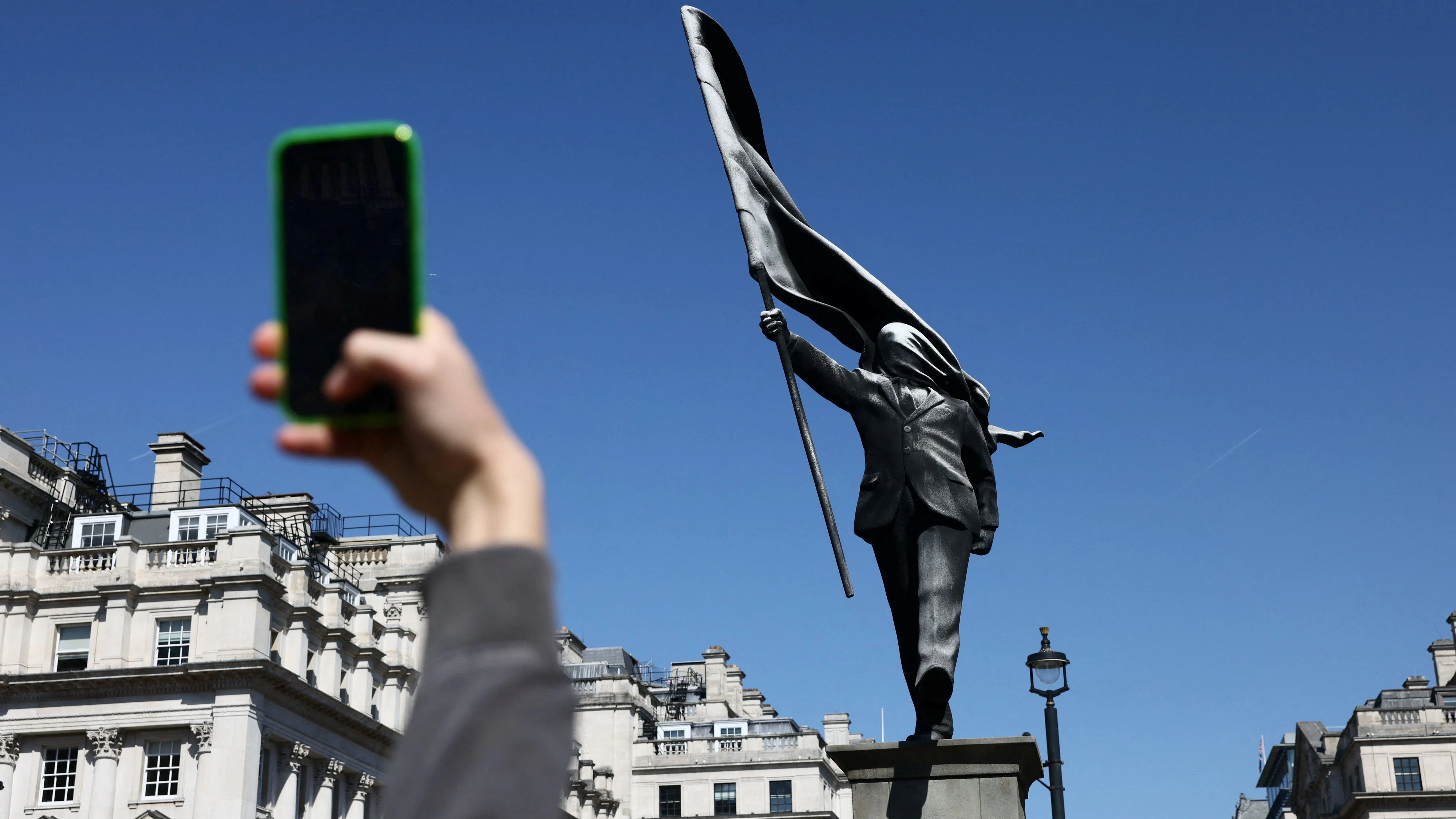 Heute.at - Neue Banksy-Statue taucht mitten in London auf