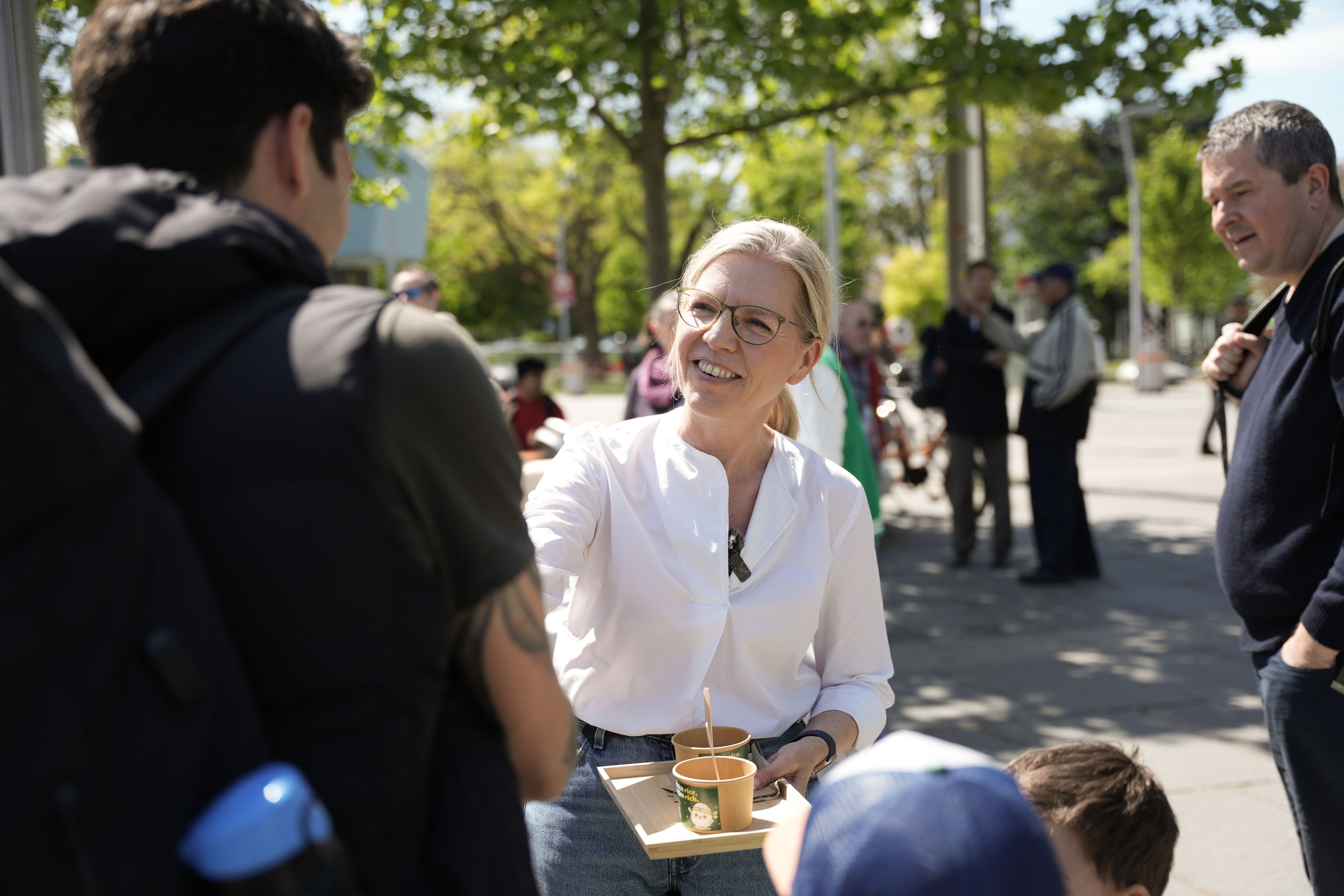 Grünen-Chefin Leonore Gewessler bei der Verteilaktion am 1. Mai.
