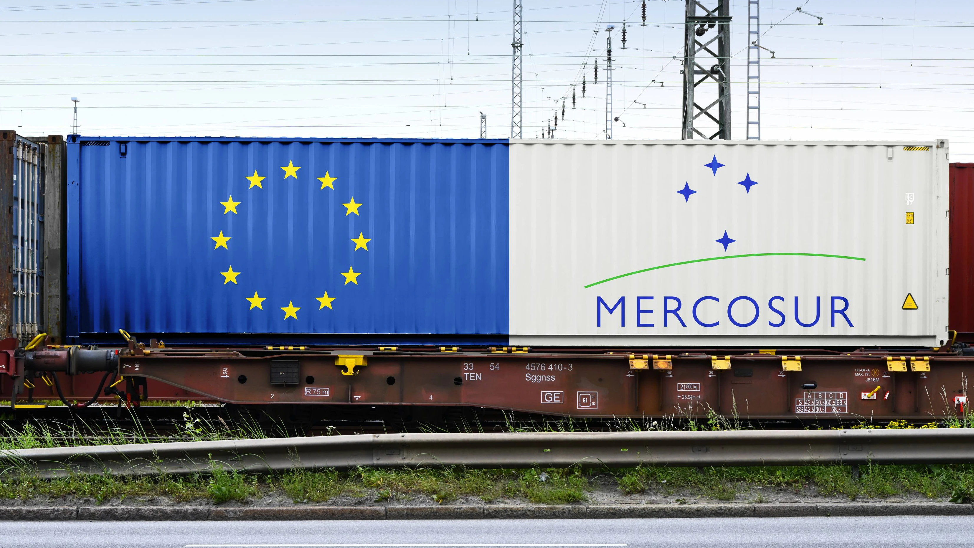 FOTOMONTAGE, Container auf einer Bahn mit Aufschrift Mercosur und EU-Fahne, Symbolfoto Mercosur-Abkommen  nur redaktionelle Nutzung *** PHOTOMONTAGE, Container on a train with Mercosur and EU flag, symbolic photo Mercosur Agreement for editorial use only