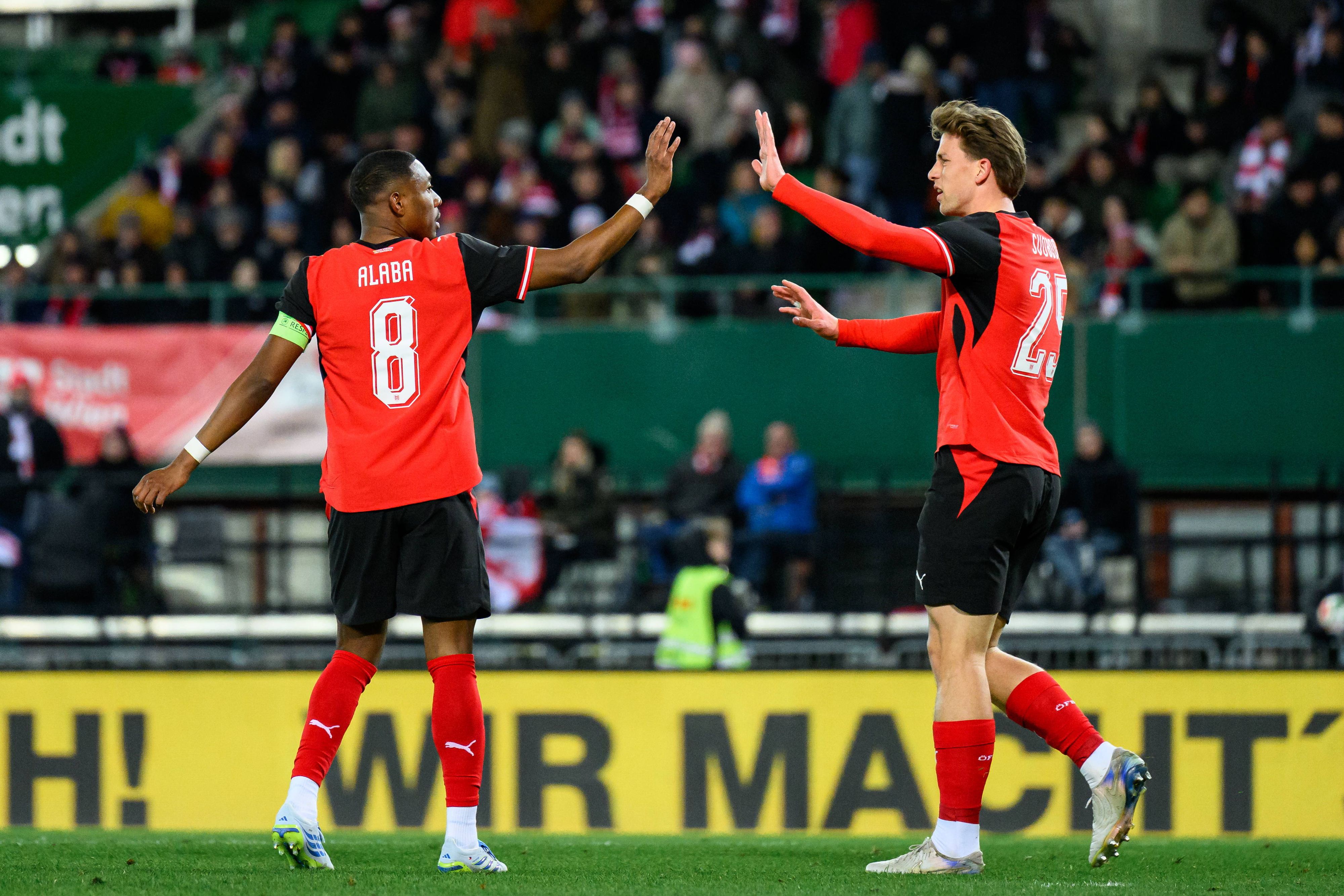David Alaba klatscht mit Michael Svoboda ab. 