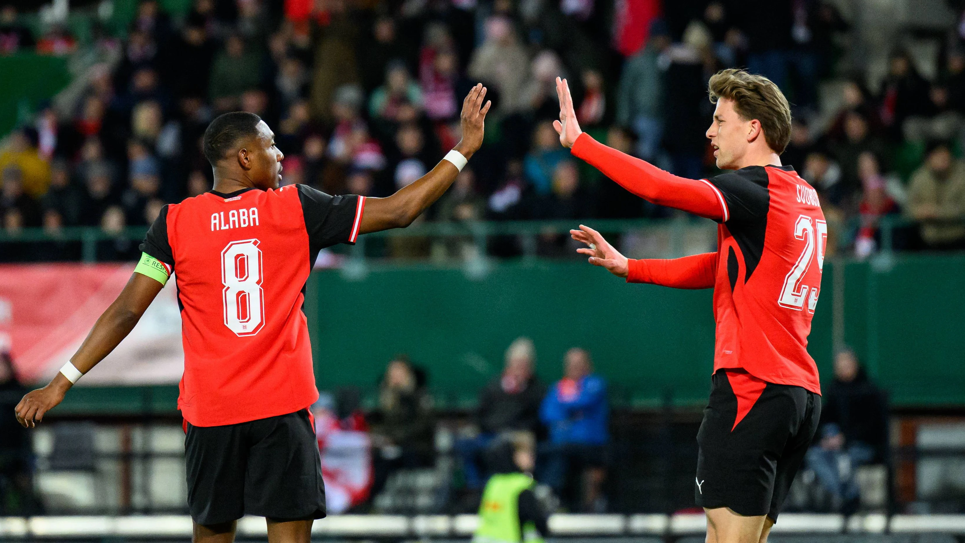 David Alaba klatscht mit Michael Svoboda ab. 