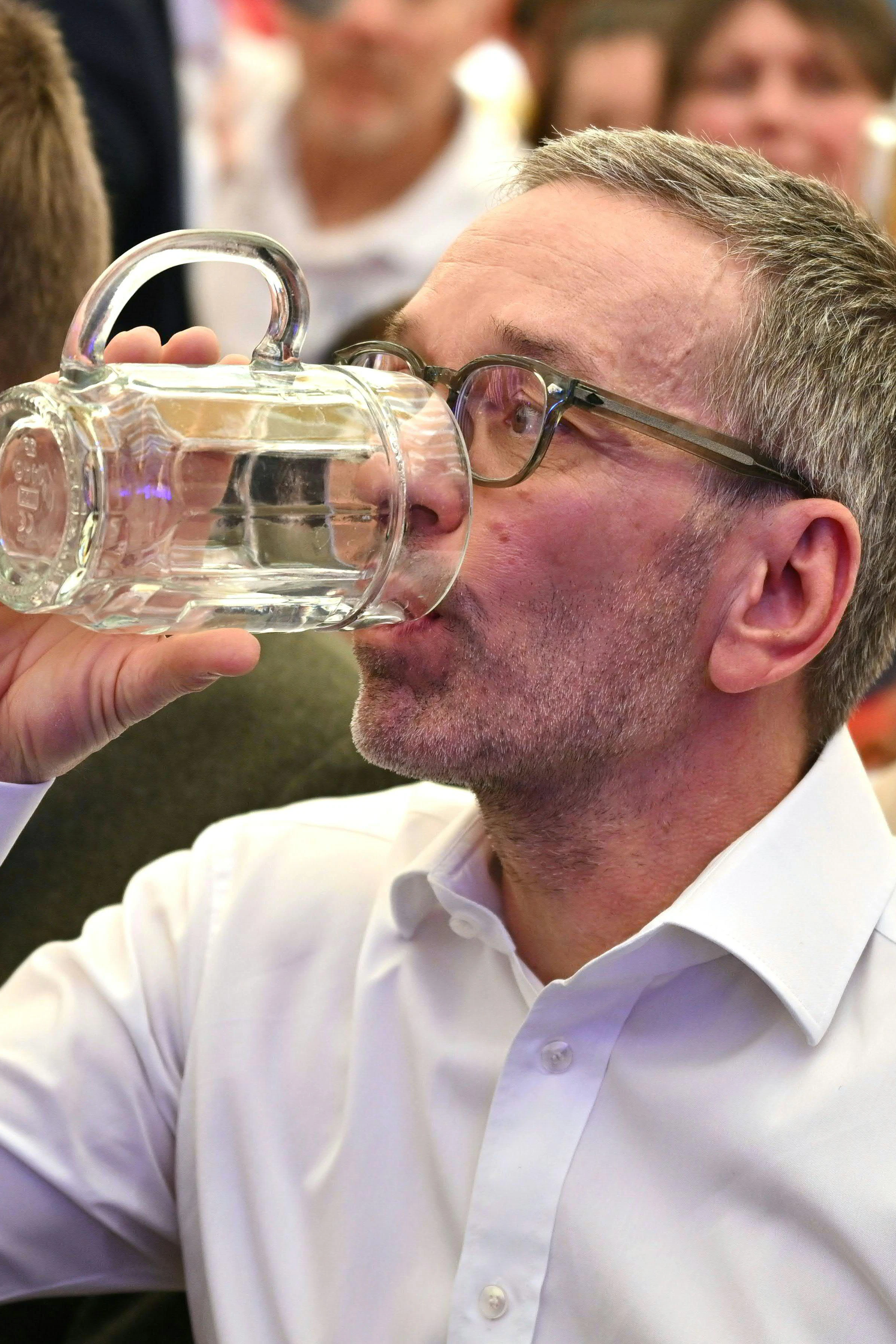 Das Bier von Herbert Kickl hat eine seltsame Farbe