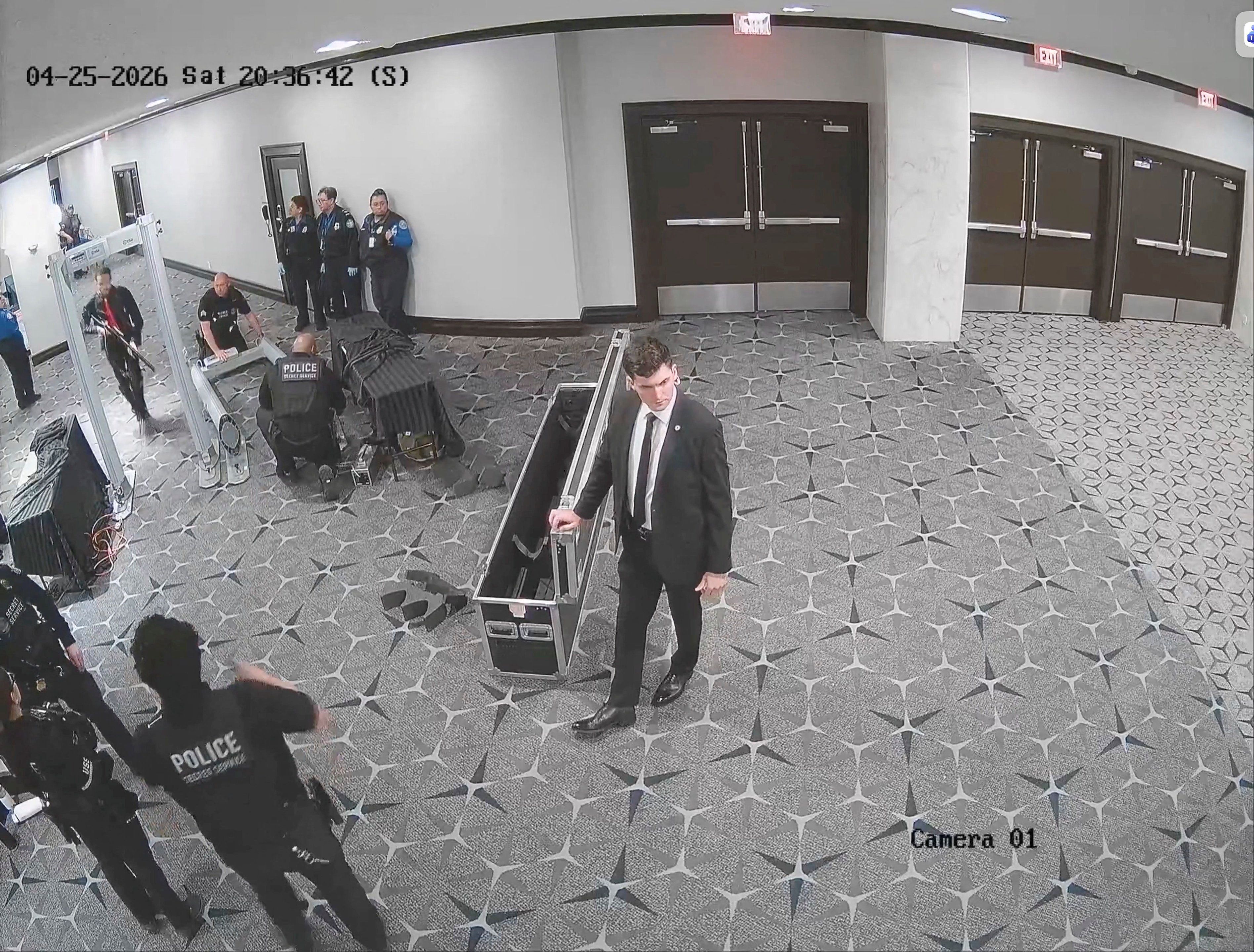 Bundesstaatsanwältin Jeanine Pirro postete ein Video, das zeigt, wie Verdächtiger Cole Tomas Allen durch Sicherheitskontrollen rennt und auf einen Secret-Service-Agenten schiesst.