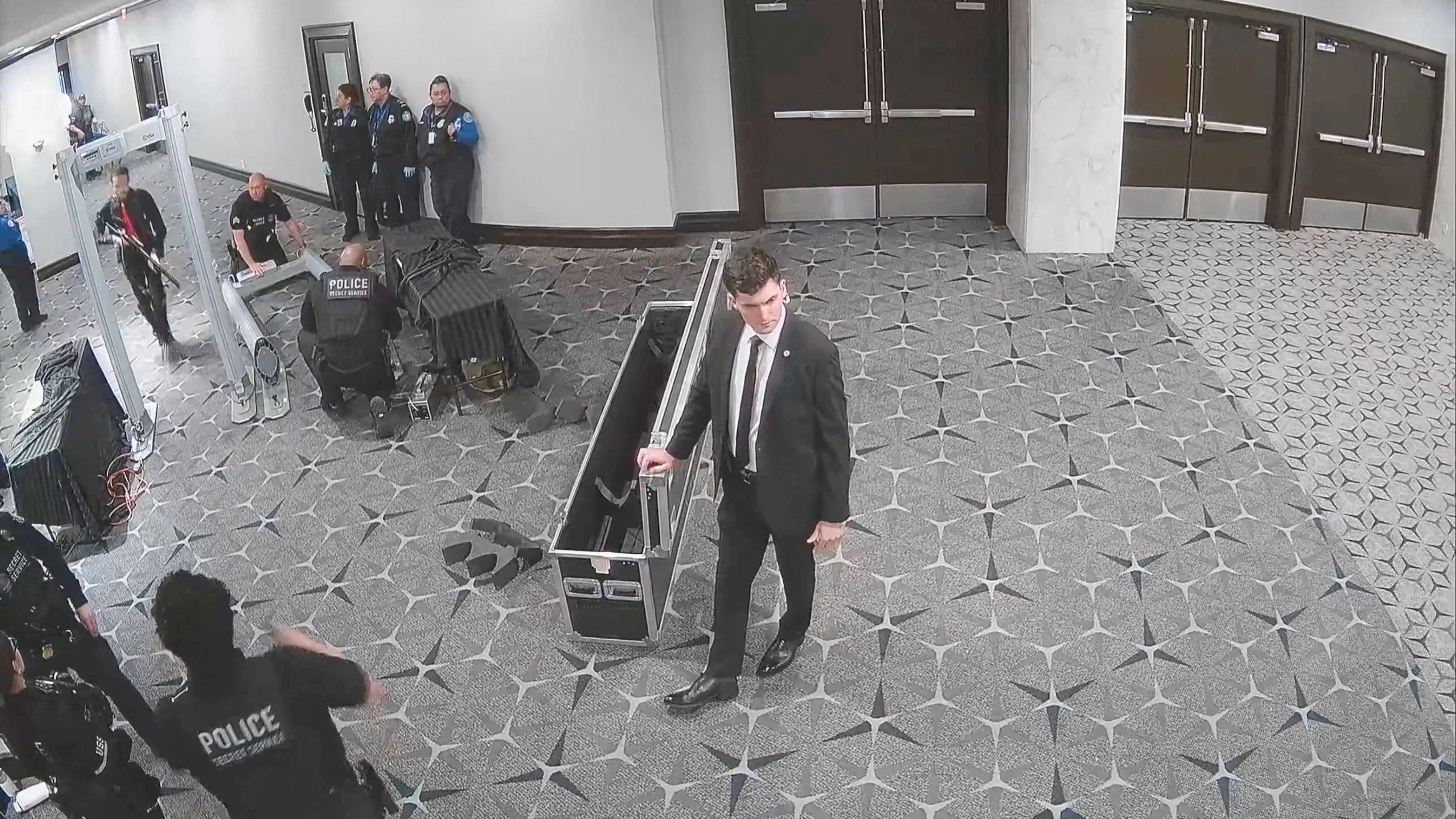Bundesstaatsanwältin Jeanine Pirro postete ein Video, das zeigt, wie Verdächtiger Cole Tomas Allen durch Sicherheitskontrollen rennt und auf einen Secret-Service-Agenten schiesst.