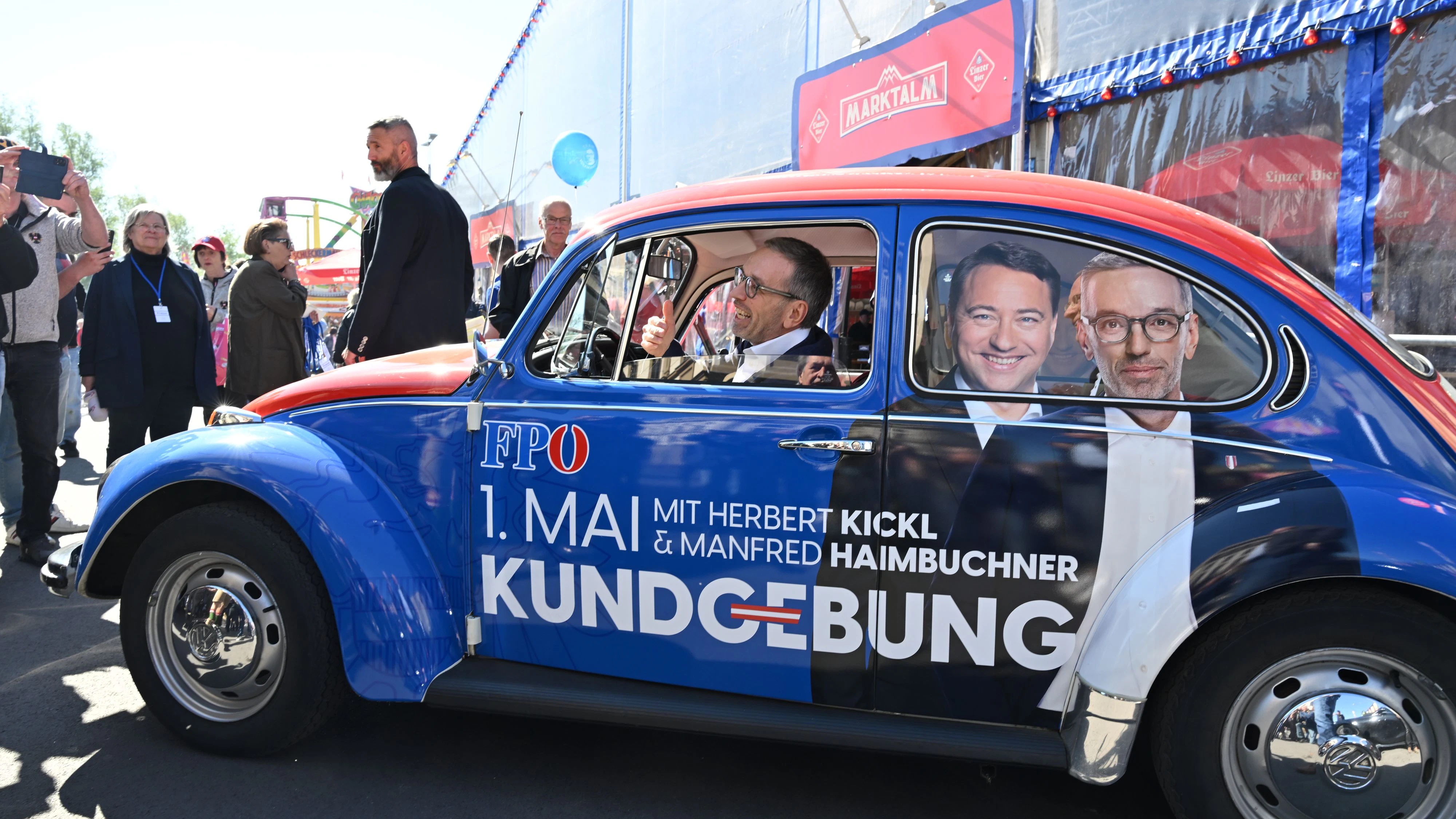 Die FPÖ spart, wo sie kann: Der Parteichef fuhr sogar mit dem eigenen Dienst-Porsche nach Linz