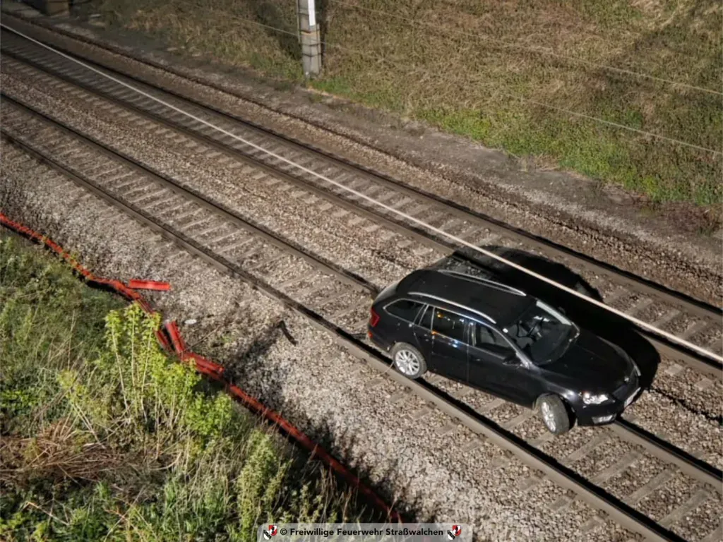 Das Auto landete auf den Gleisen