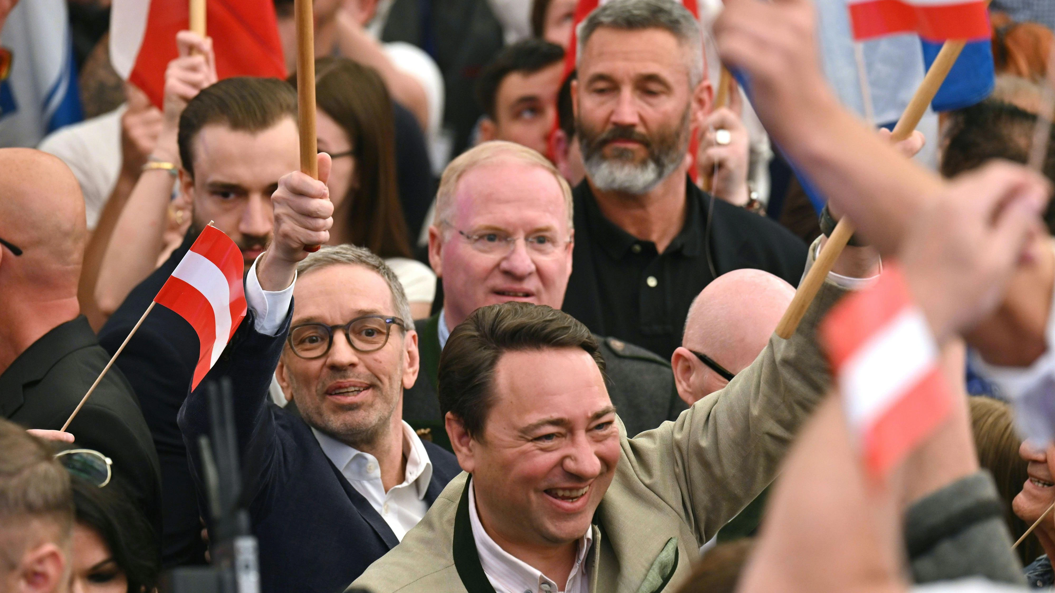 OÖ-Landeshauptmann-Stellvertreter Haimbuchner und Kickl betreten die Bühne.