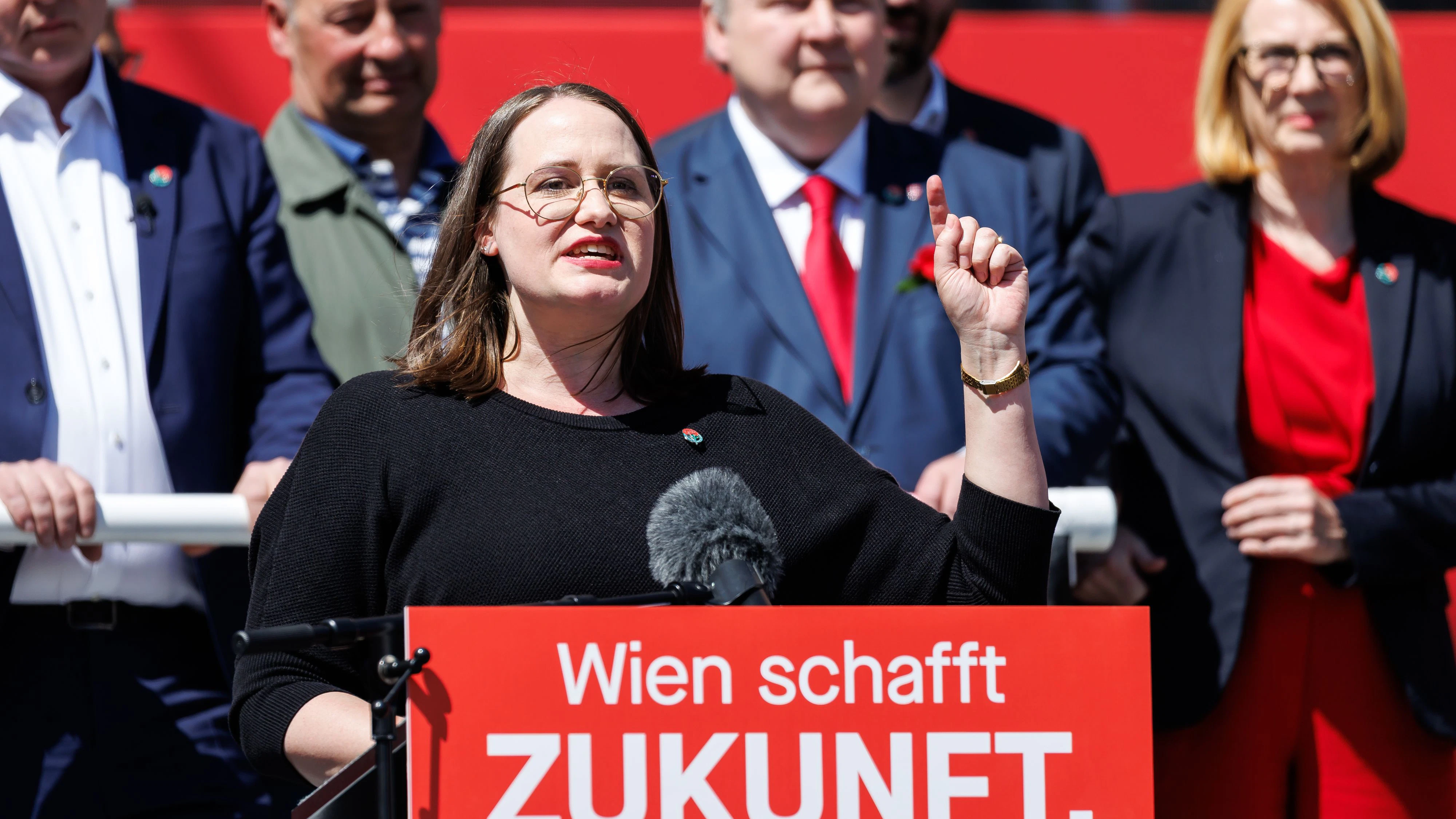 ... ich glaub', die greift von oben an ...