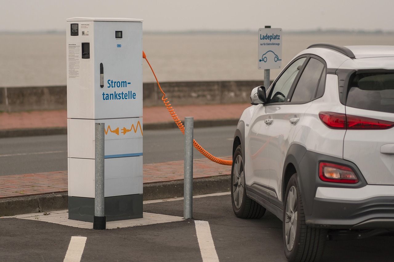 Moderne Ladesäule für Elektrofahrzeuge