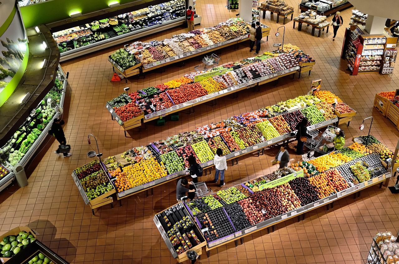 Supermarkt-Regale mit frischen Produkten