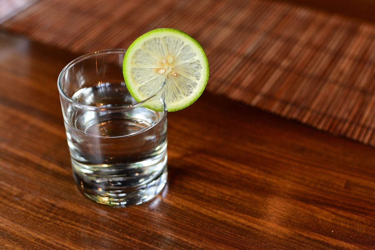 Frisches Zitronenwasser mit Zitrone