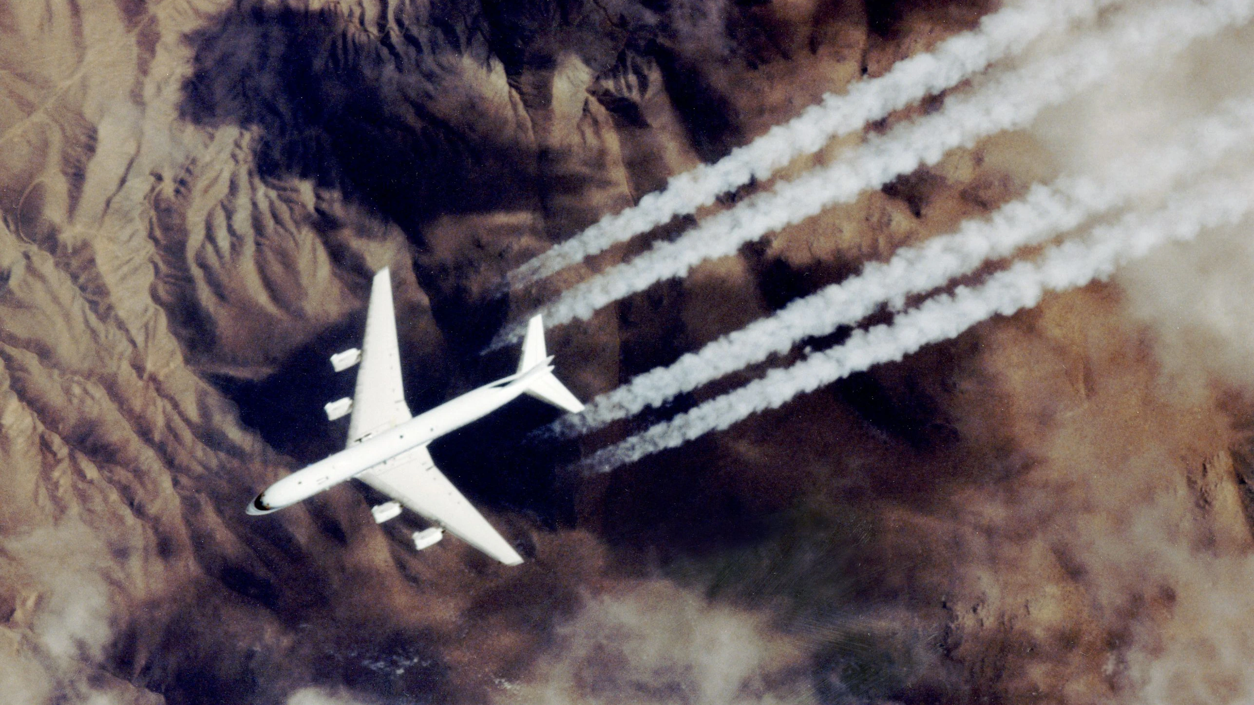 Kondensstreifen entstehen wie bei dieser DC-8-72 erst ein Stück hinter den Triebwerken, nach Mischung mit kühler Luft und Kristallwachstum. Die Lichtstreuung setzt im kurzwelligen, blauen Bereich ein.