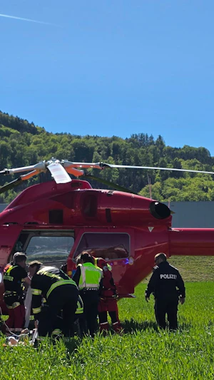Unfall Altmünster: Mann stürzt beim Pinkeln acht Meter ab, Feuerwehr rettet schwer Verletzten. Zweiter Unfall sorgt für zusätzlichen Einsatz.