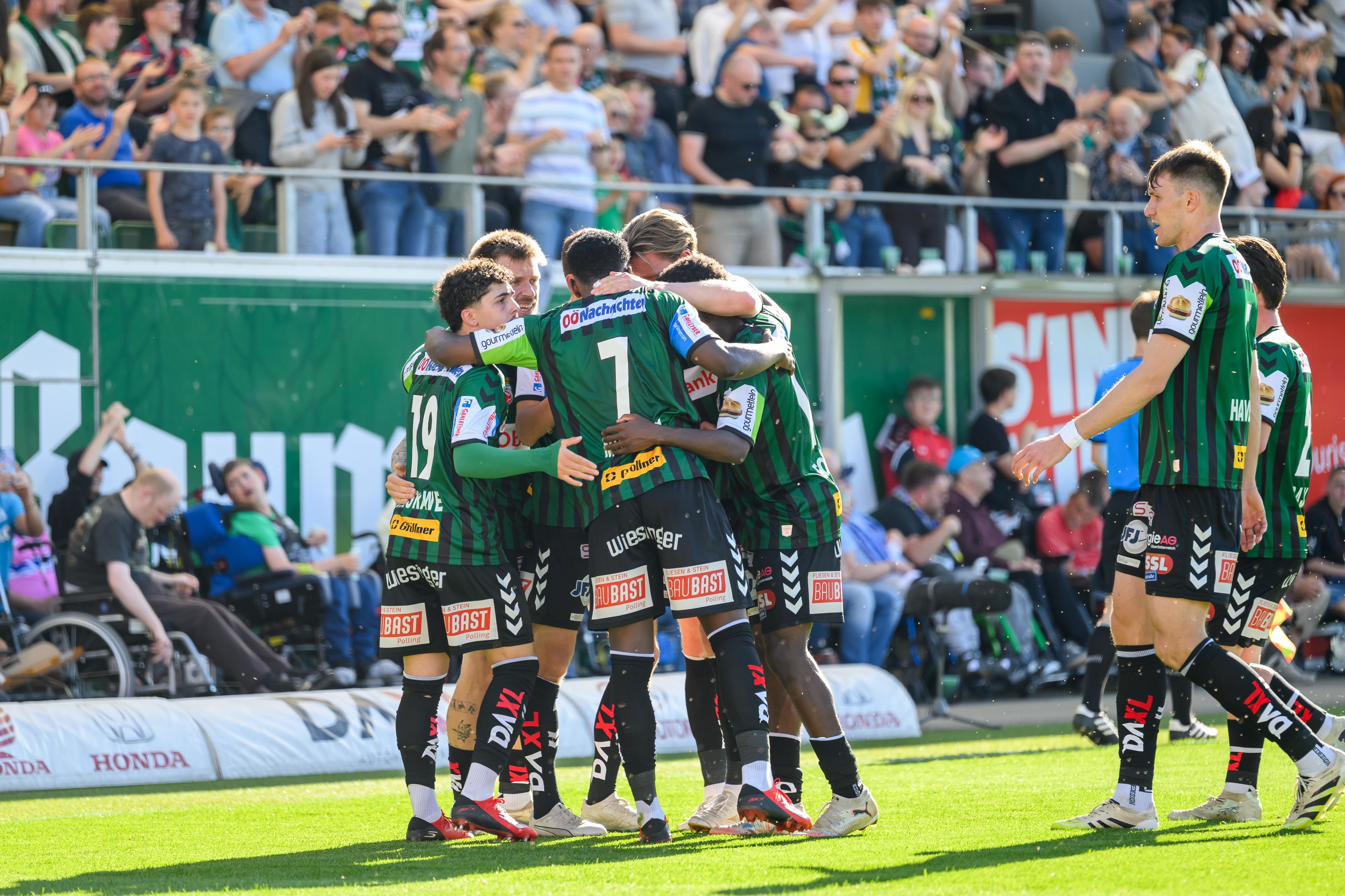 Die Ried-Spieler beim Jubeln nach dem 1:0. 