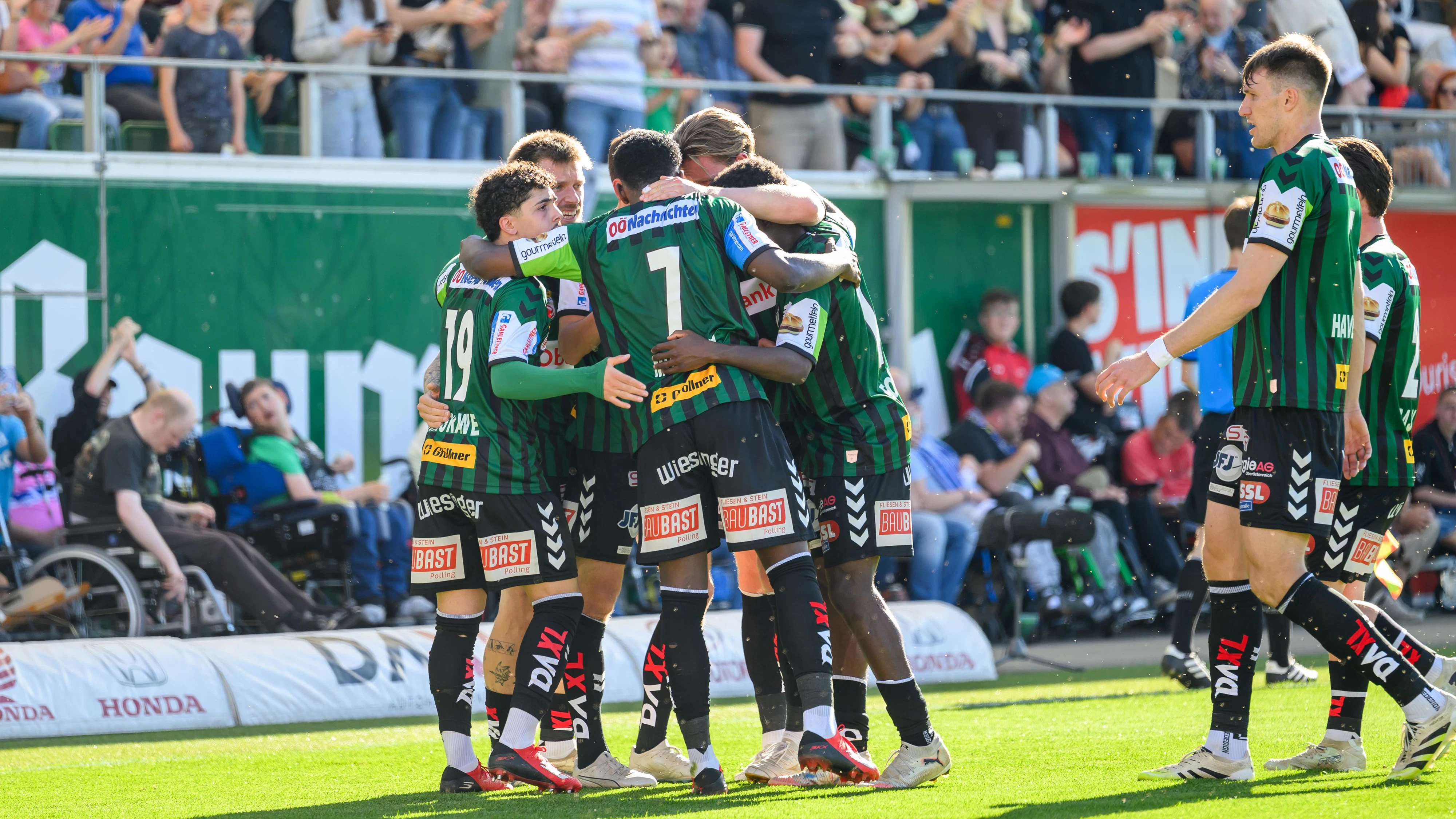 Heute.at - Ried feiert nach Sieg im OÖ-Derby Klassenerhalt