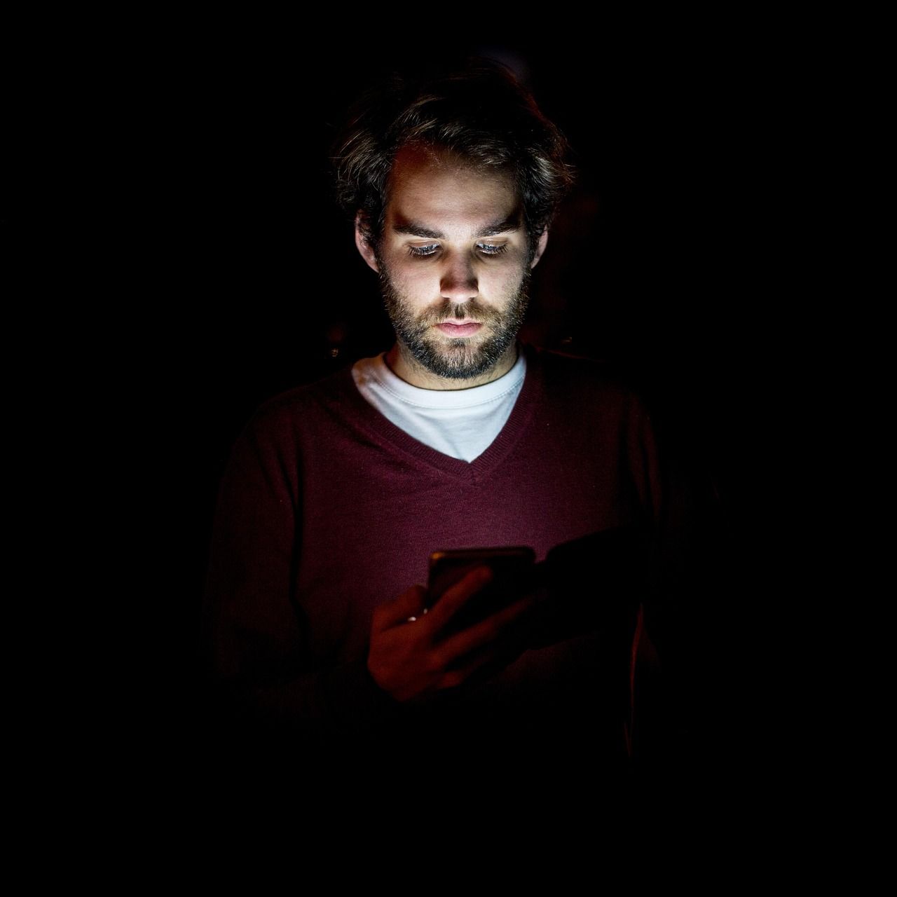 Mann mit Smartphone in der Nacht