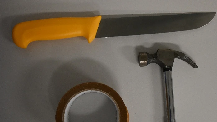 Bei der Durchsuchung seines Rucksacks wurde das gestohlene Bargeld sowie das mutmaßliche Tatwerkzeug, ein Küchenmesser mit einer 20 cm langen Klinge, Paketband und ein Hammer vorgefunden und sichergestellt.
