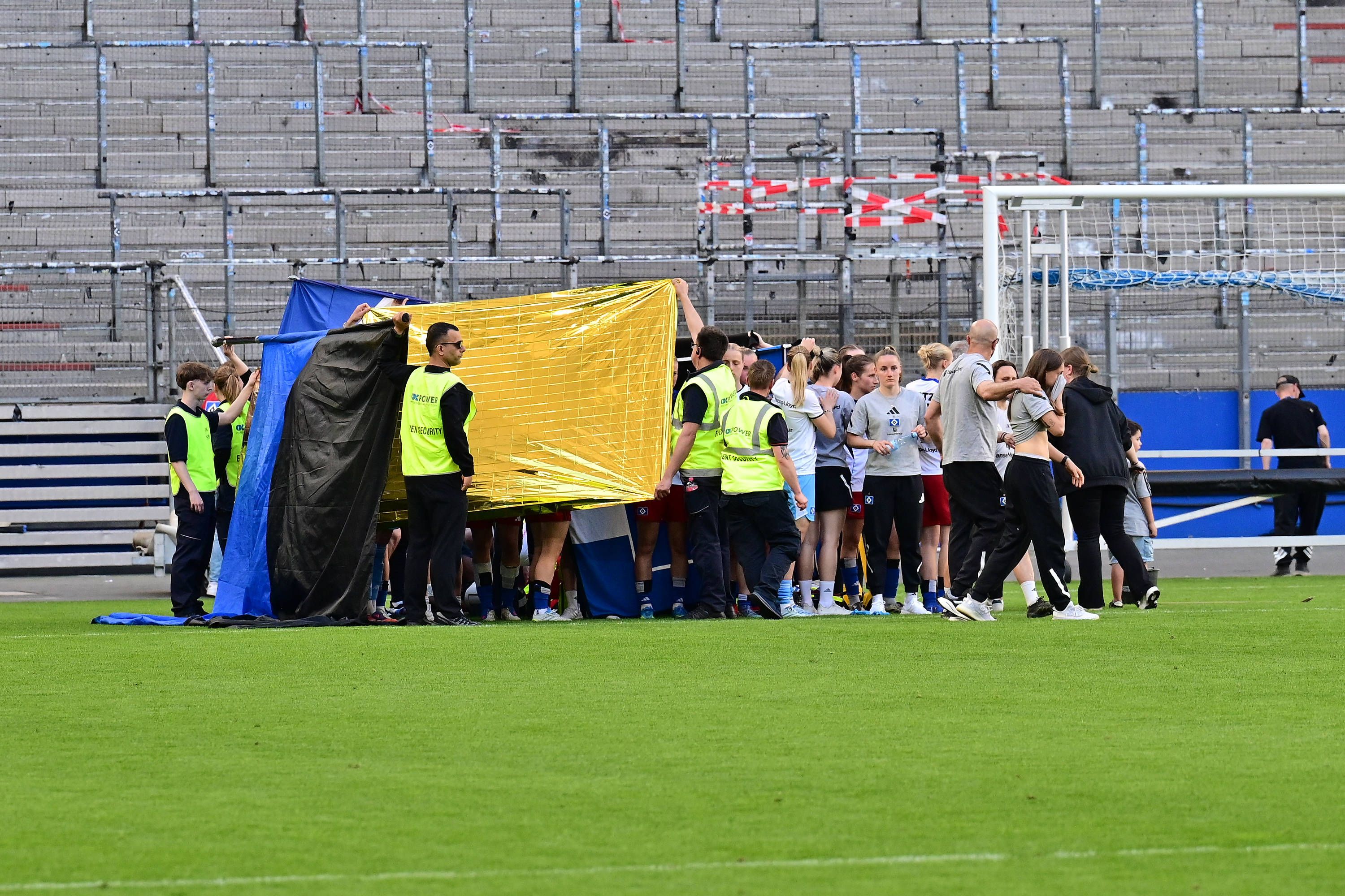 Die französische HSV-Legionärin Magou Doucoure ist auf dem Feld zusammengebrochen. 