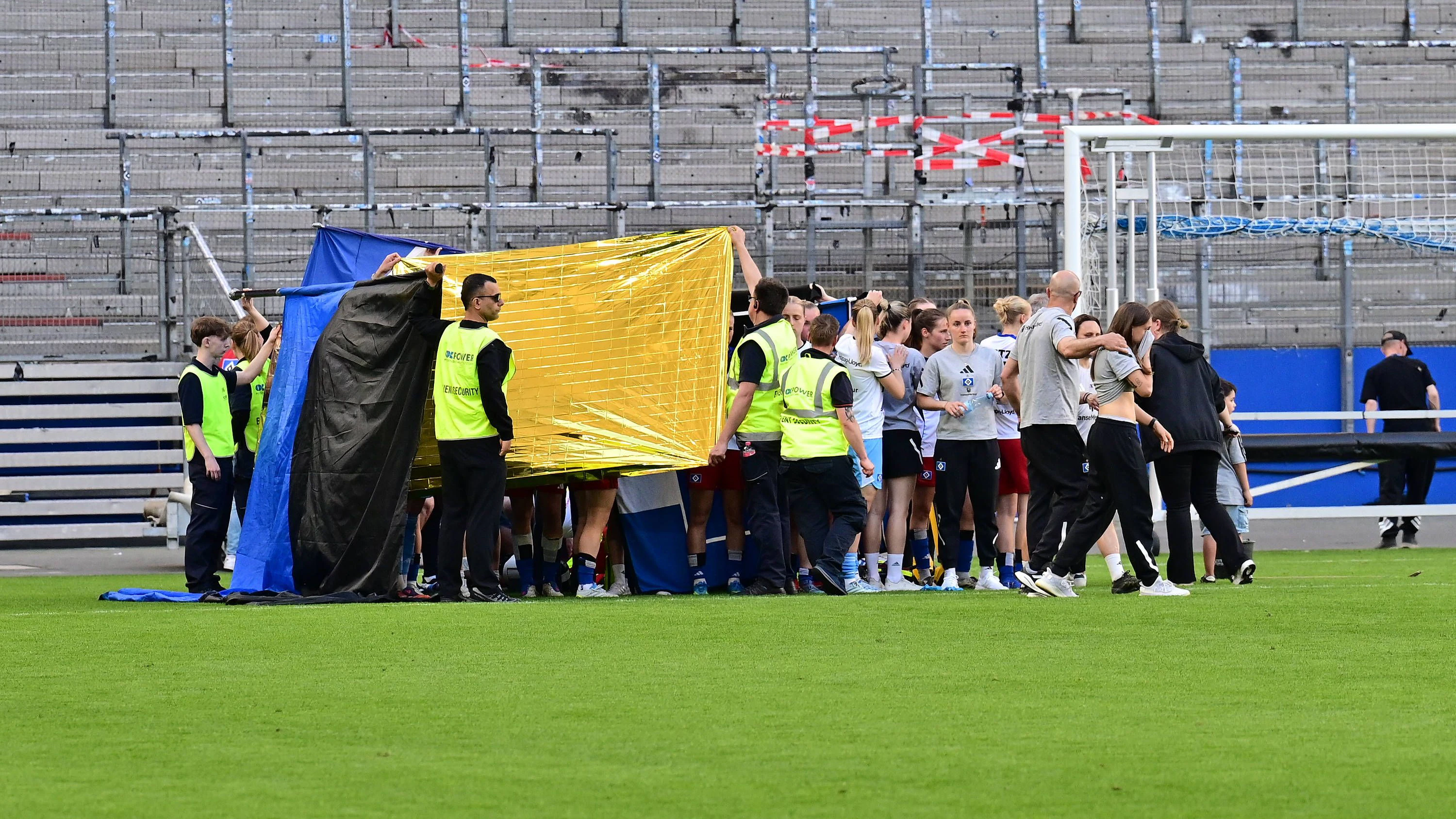 Die französische HSV-Legionärin Magou Doucoure ist auf dem Feld zusammengebrochen. 