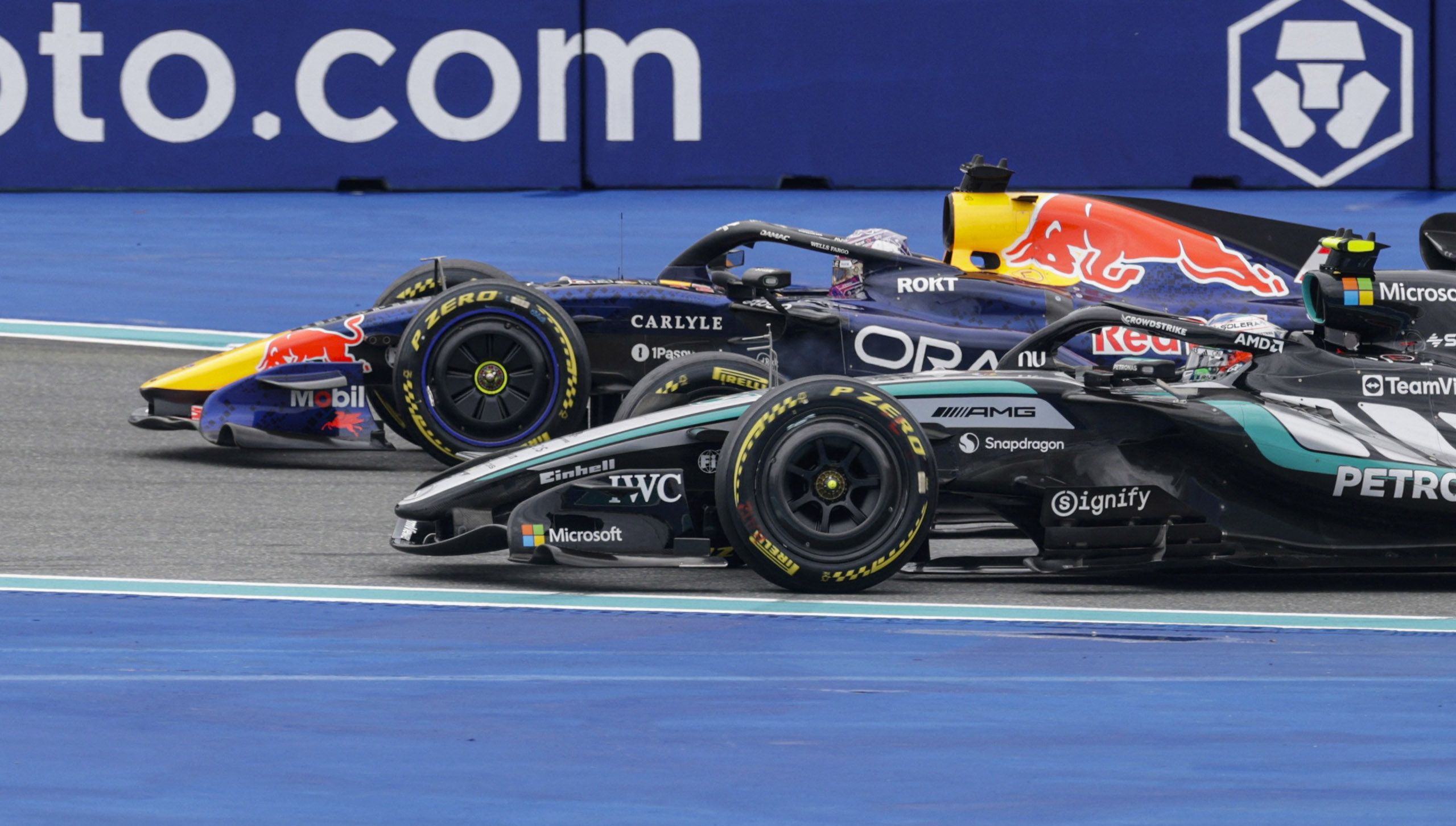 Max Verstappen (l.) muss um Rang fünf zittern.