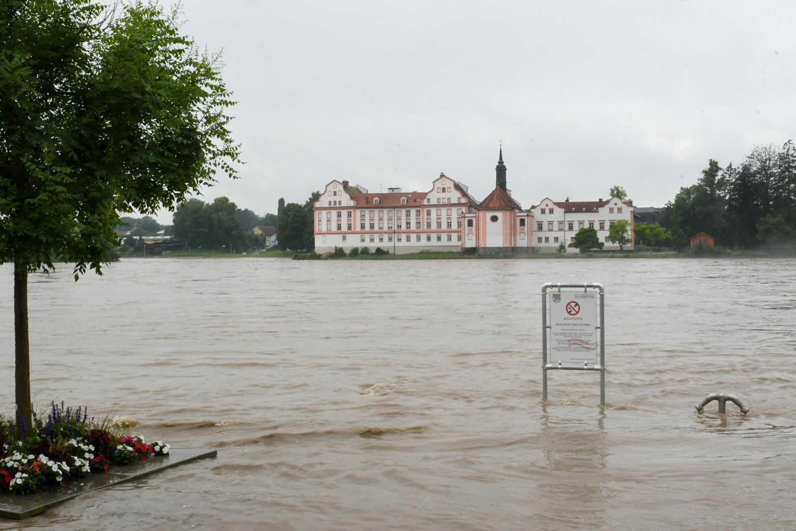 U.a. die Hochwasser der vergangenen Jahre (im Bild Schärding 2021) sind Grund dafür, dass das Land jetzt in Sachen Katastrophenschutz aufrüstet.