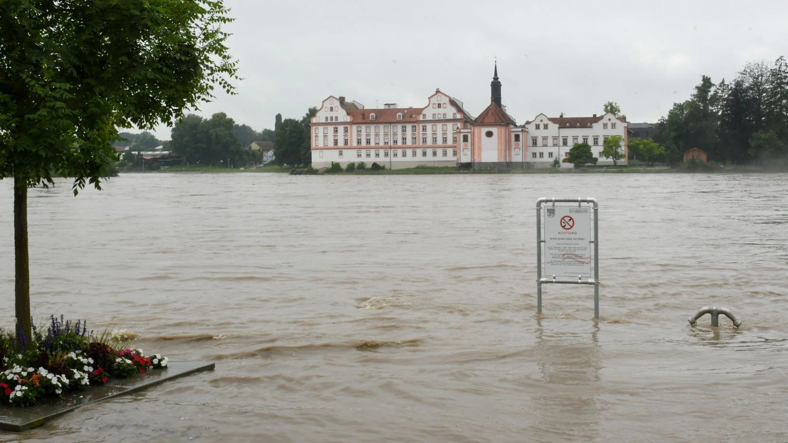 U.a. die Hochwasser der vergangenen Jahre (im Bild Schärding 2021) sind Grund dafür, dass das Land jetzt in Sachen Katastrophenschutz aufrüstet.