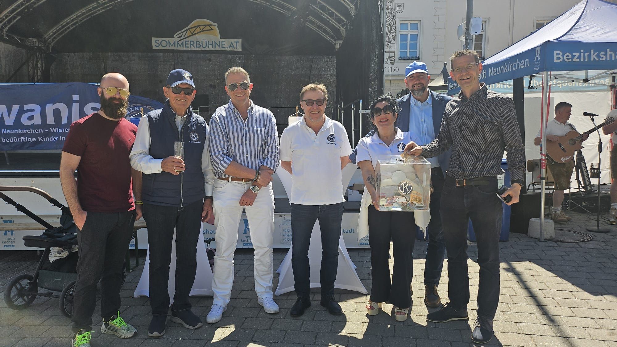 Bürgermeister Teix beim Überreichen einer Spende 
