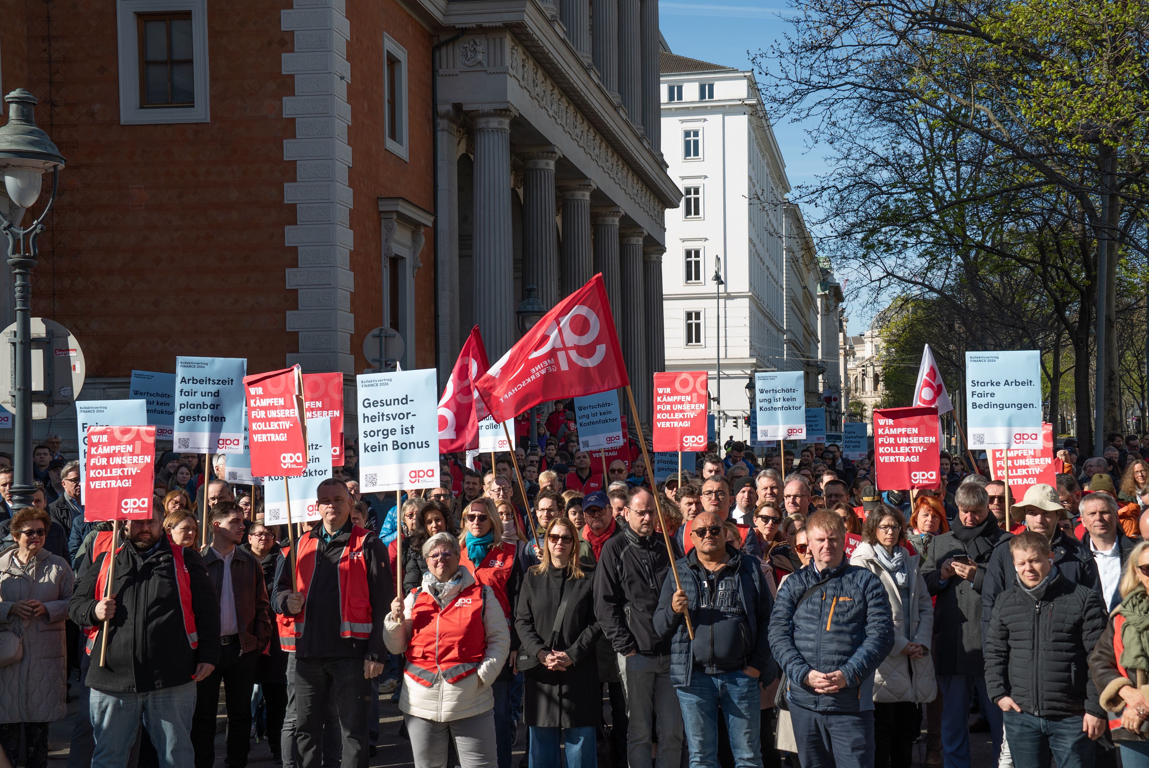 Banken-Demo am 7. April in Wien: Jetzt könnte erstmals auch gestreikt werden.