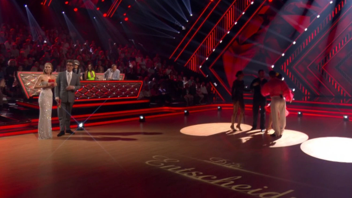 Heute.at - Schock-Moment! Let's Dance-Star bricht im TV zusammen